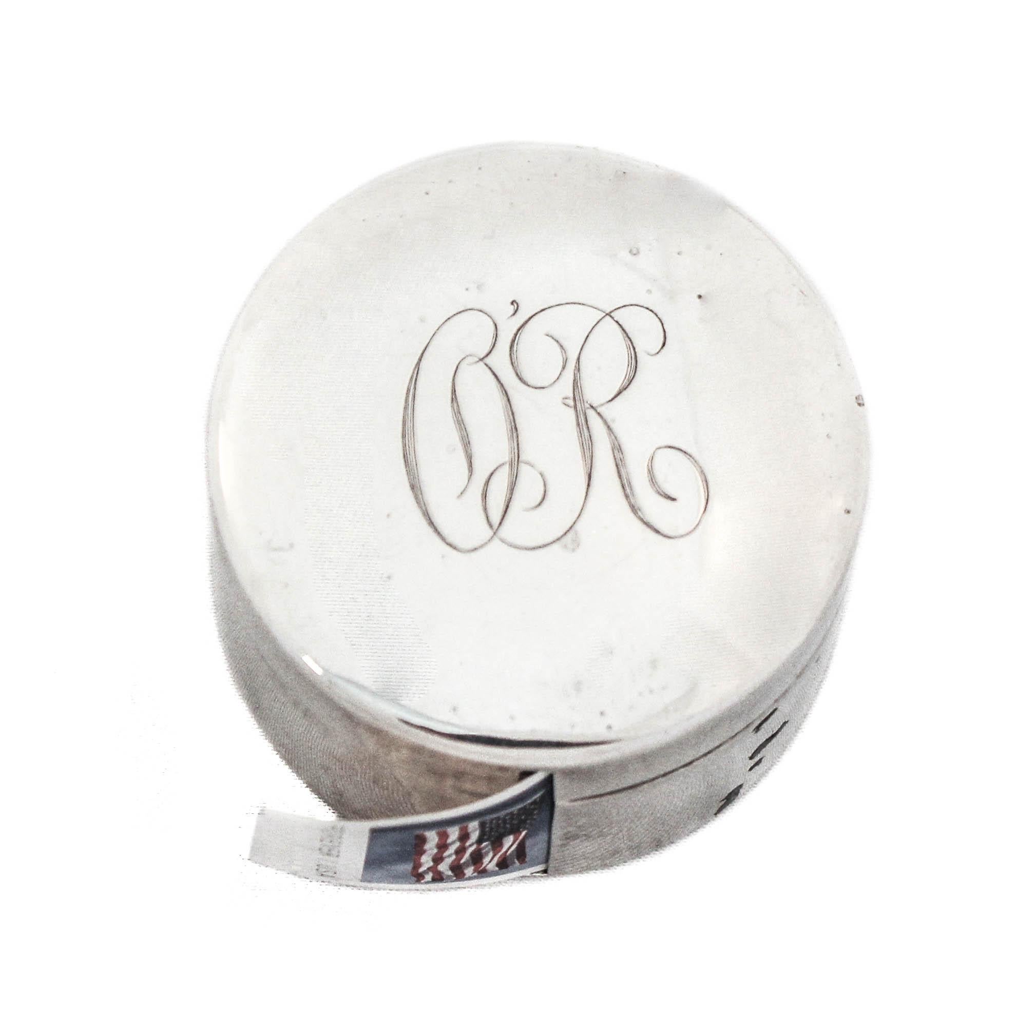 Este porta-sellos de plata de ley es tan único. ¡¡¡Qué fabuloso regalo para alguien que cree que lo tiene todo!!! Ya sea para su escritorio o para alguien especial, es caprichoso y muy diferente de lo habitual. Es muy elegante por lo que es unisex.