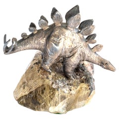 Stegosaurus en argent sterling sur base en quartz