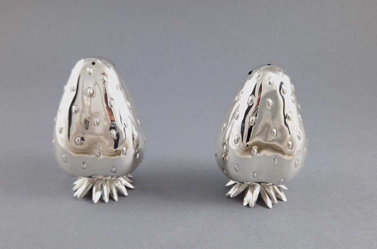 Pair of sterling silver pepper shakers representing a strawberry 
925 silver hallmark 
Height: 6 cm 
Weight: 82 grams