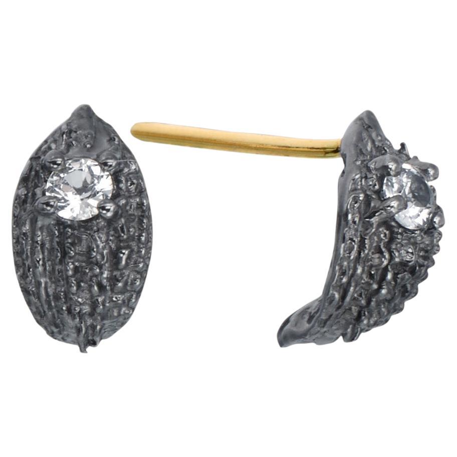 Clous d'oreilles en argent sterling avec saphir blanc et tige en or 14 carats en vente