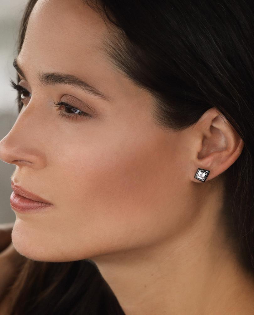 The Sterling silver Pivot stud earring with white topaz square cut stones is a modern and edgy alternative to the conventional stud.  It is set with sparkling white topaz which is suitable for any mood and occasion.

Sterling silver with 14kt