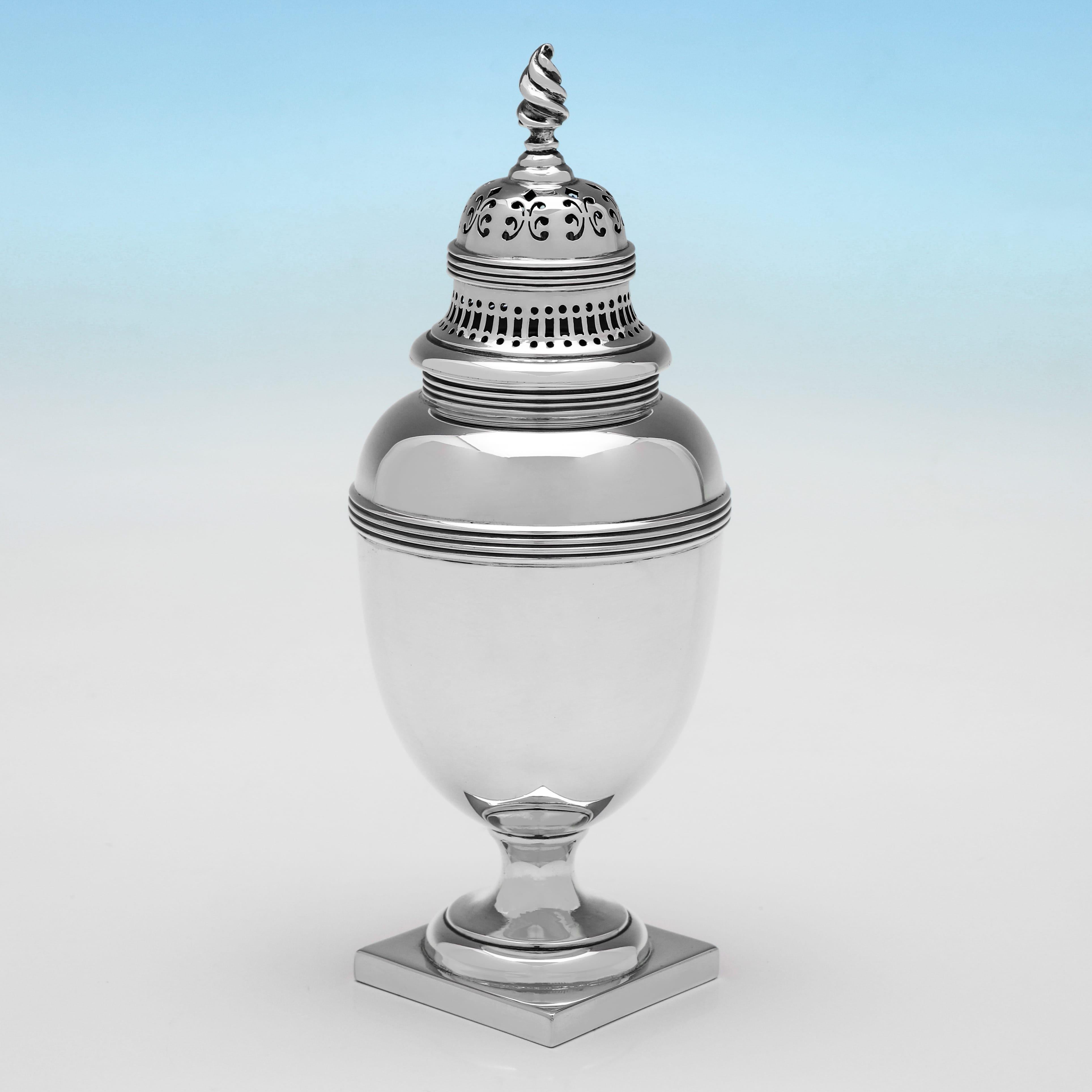 Marcada en Londres en 1937, esta hermosa azucarera de plata de ley de la época de Jorge VI tiene una forma tradicional. El azucarero mide 18 cm de alto por 7 cm de diámetro y pesa 2,13 onzas troy.