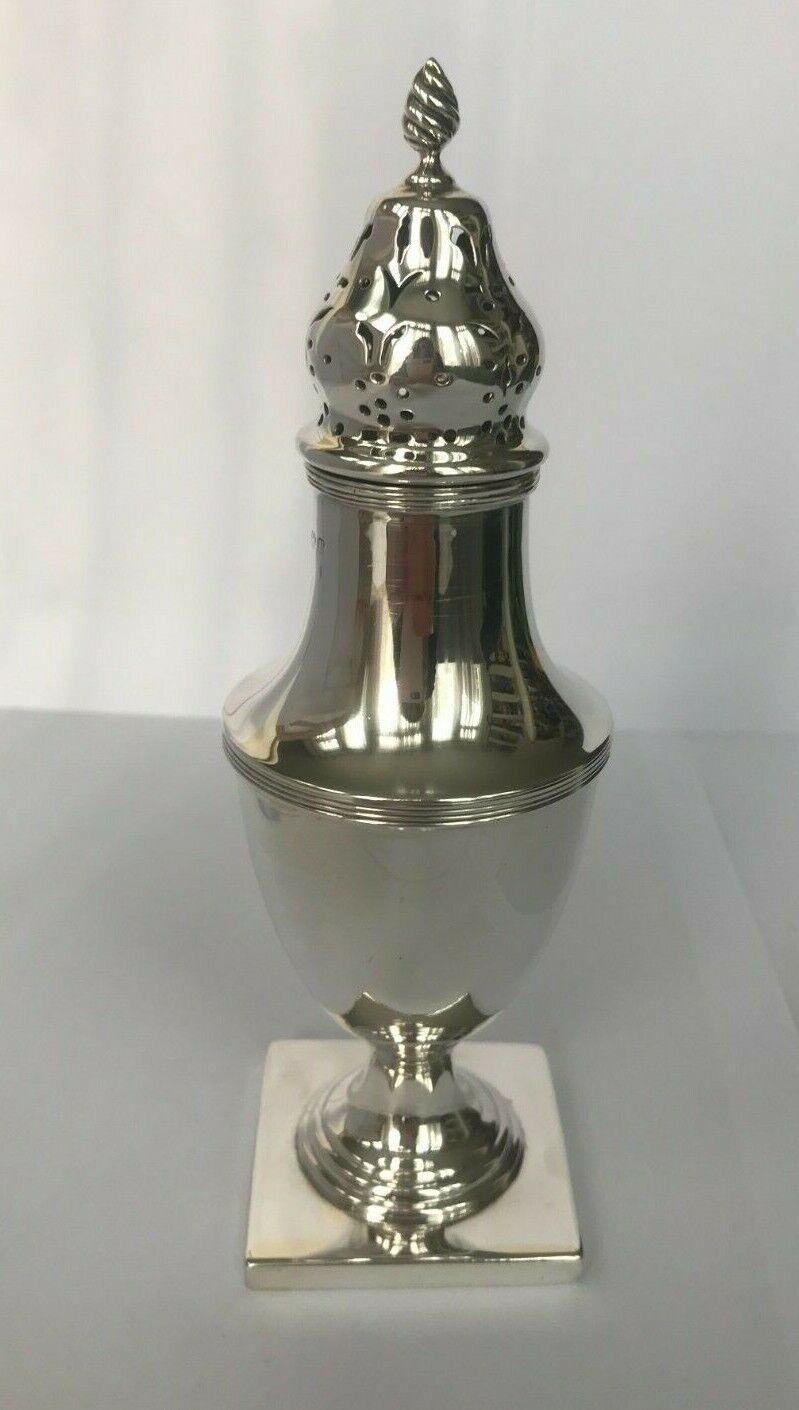 Sterling Silver Sugar Caster/Mufineer/Dredger by Barker Brothers Silver In Good Condition For Sale In London, GB