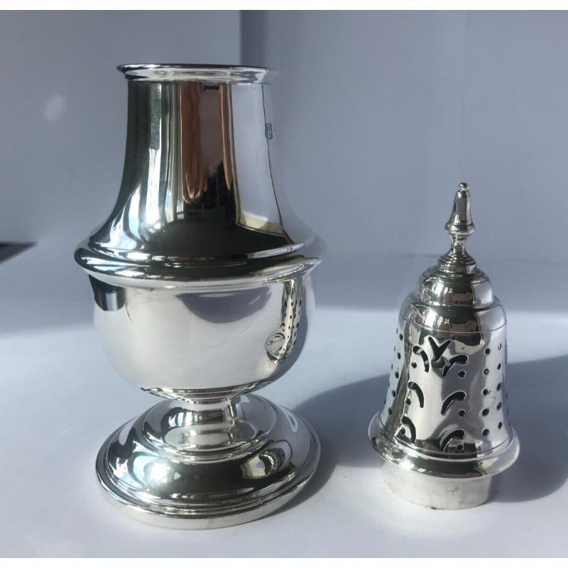 Sterling Silver Sugar Sifter/Caster/Mufineer by Barker Ellis Silver Co, 1964 In Good Condition For Sale In London, GB
