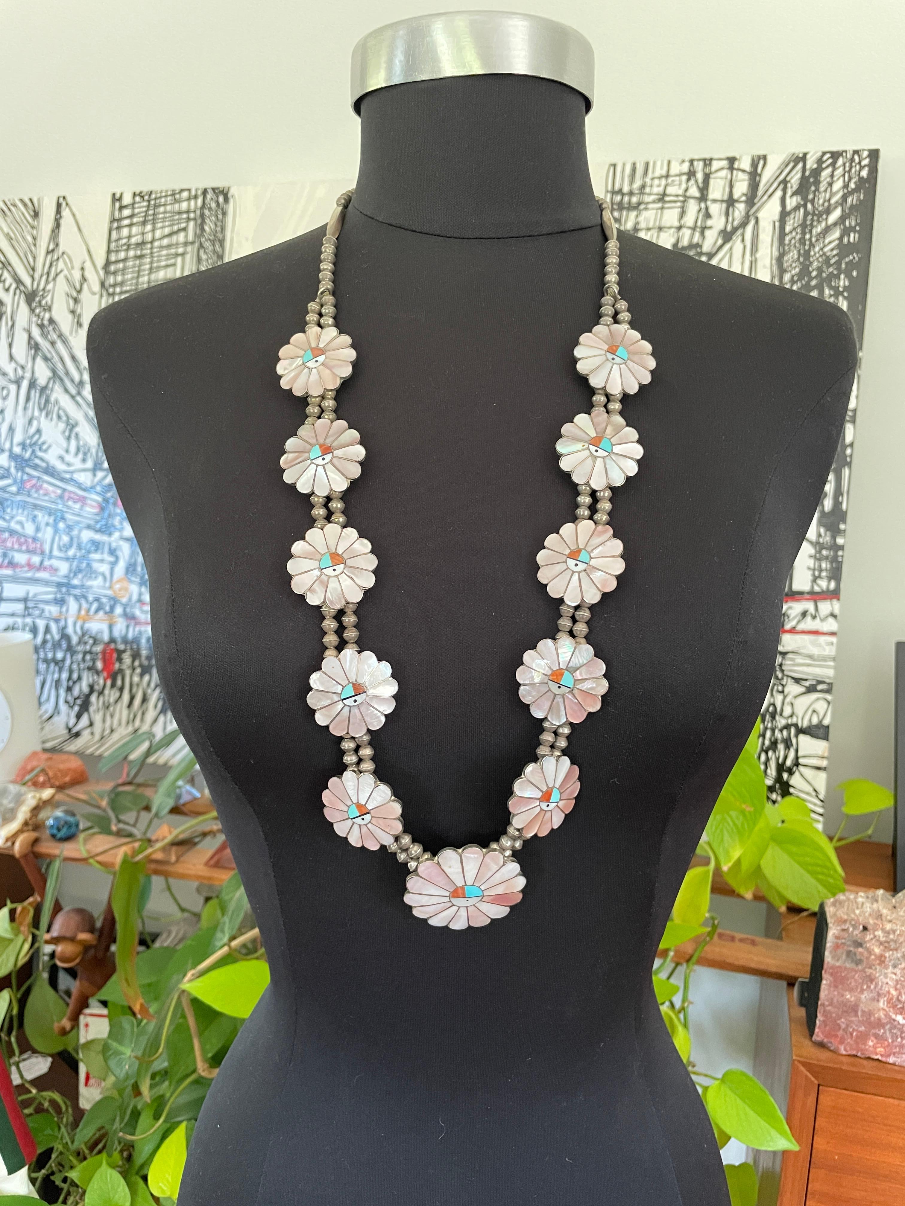Questo è uno splendido esempio di artigianato dei nativi americani. Volto del sole incastonato a mano in argento sterling. Composto da turchese, corallo e madreperla  Marchio di garanzia sul retro. Da un'estremità all'altra 33 pollici. Scende a 17