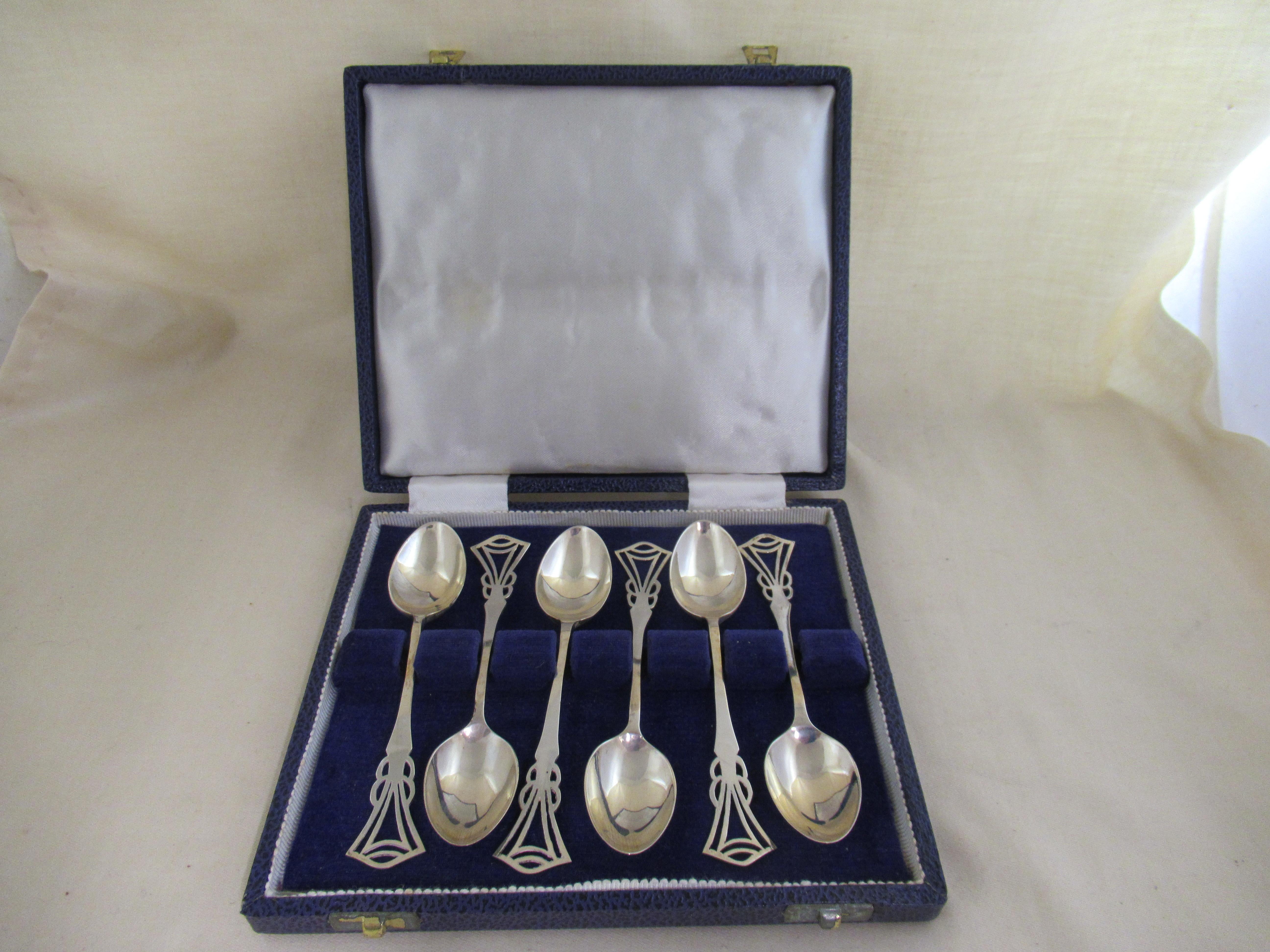 Sterling Silver   SUPERB BOX of 6 VERY PRETTY TEASPOONS, made in 1979,
with the maker`s mark SS over Ltd., for STERLING SILVERWARE Ltd.
                                                                 Arundel Street, Sheffield.
A full set of