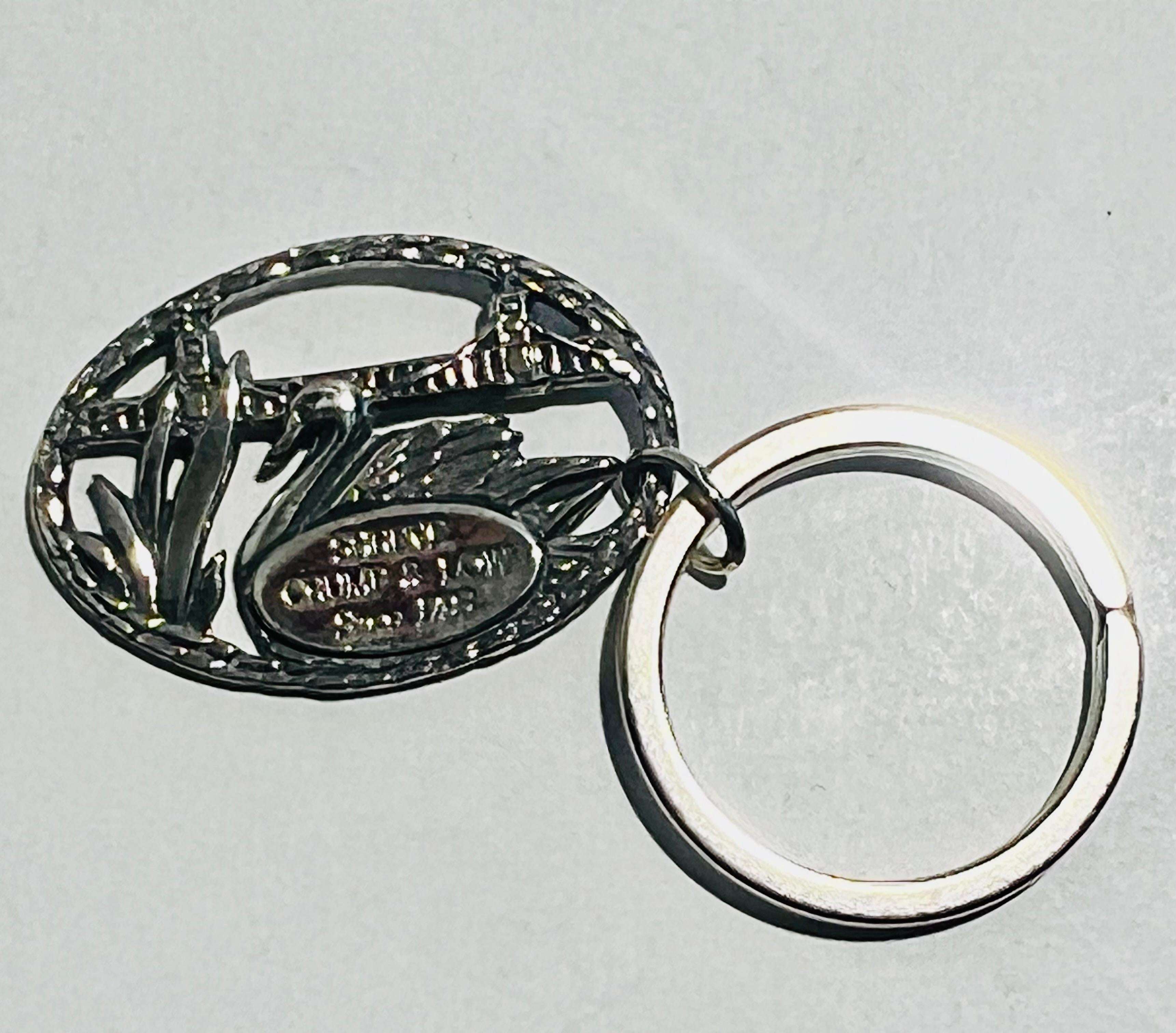 Swan Boats of the Public Garden, un portachiavi in argento sterling.  Un vero e proprio pezzo da collezione d'epoca proveniente dal Venerabile emporio di Boston,  Shreve, Crump & Low, dal 1796.
Questo portachiavi in argento sterling raffigura il