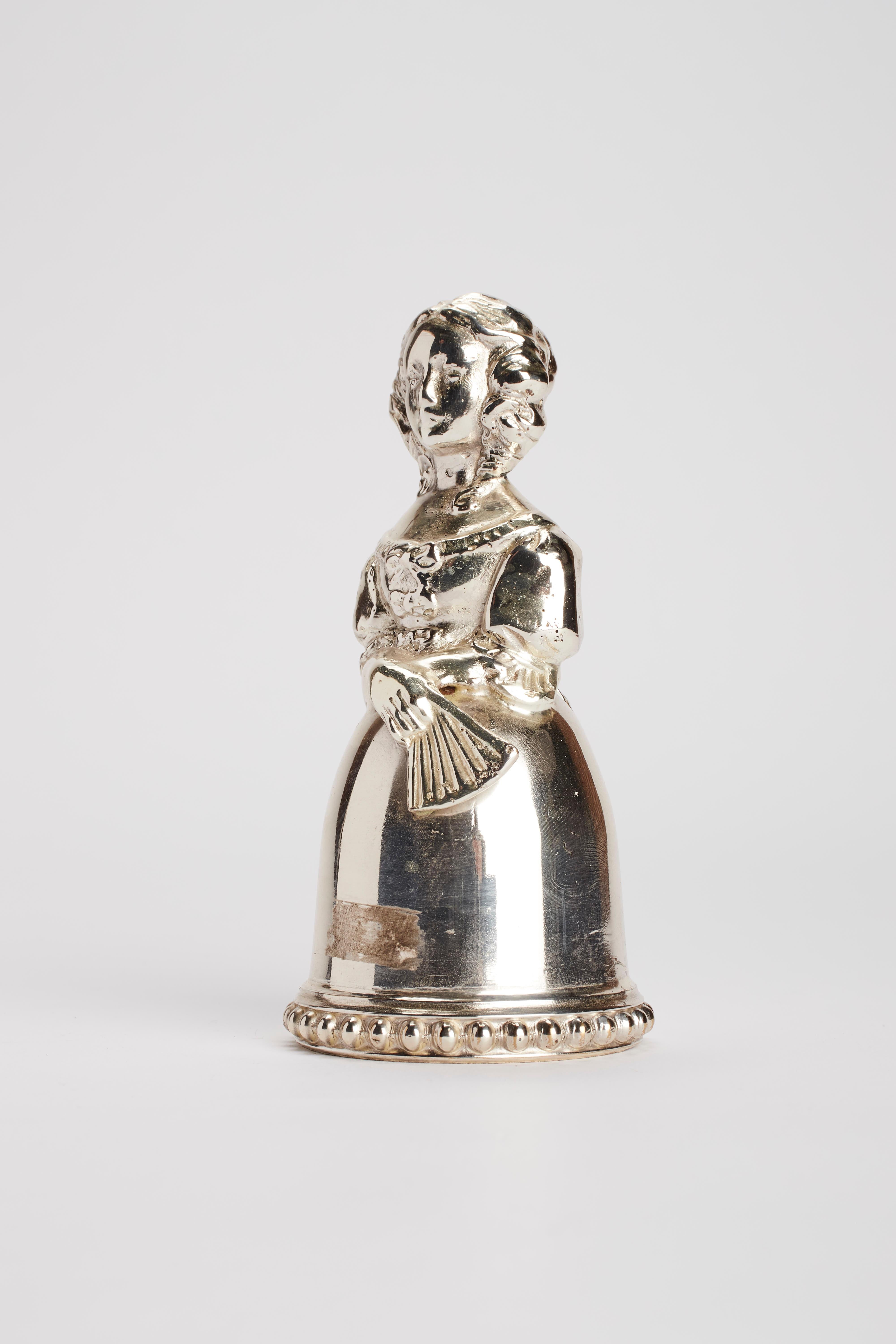 Americano Campana da tavolo in argento sterling, una donna con un ventaglio, USA, fine del XIX secolo. in vendita
