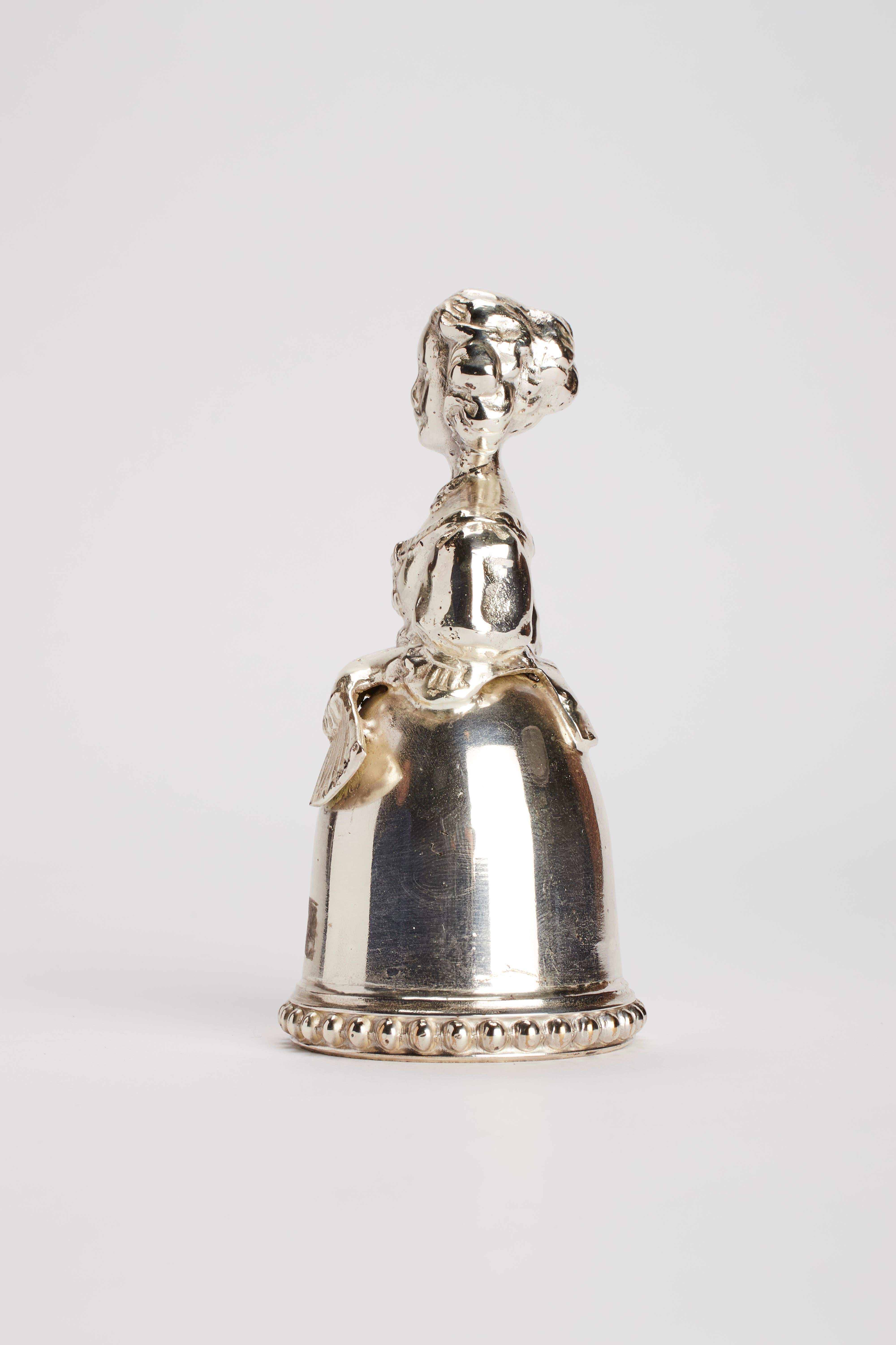 Campana da tavolo in argento sterling, una donna con un ventaglio, USA, fine del XIX secolo. In condizioni buone in vendita a Milan, IT
