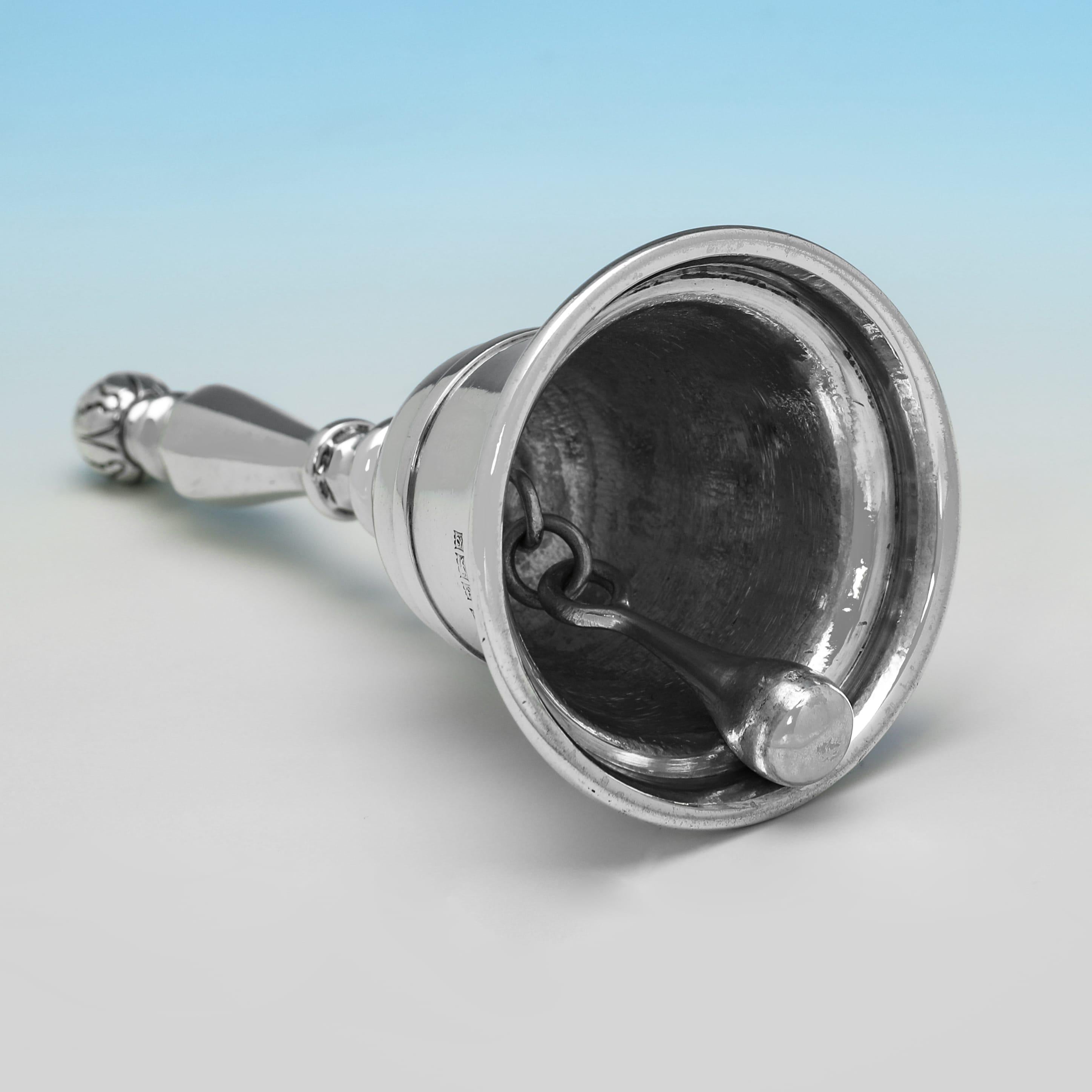 Mid-Century Modern Cloche de table en argent sterling fabriquée à Birmingham en 1965 en vente