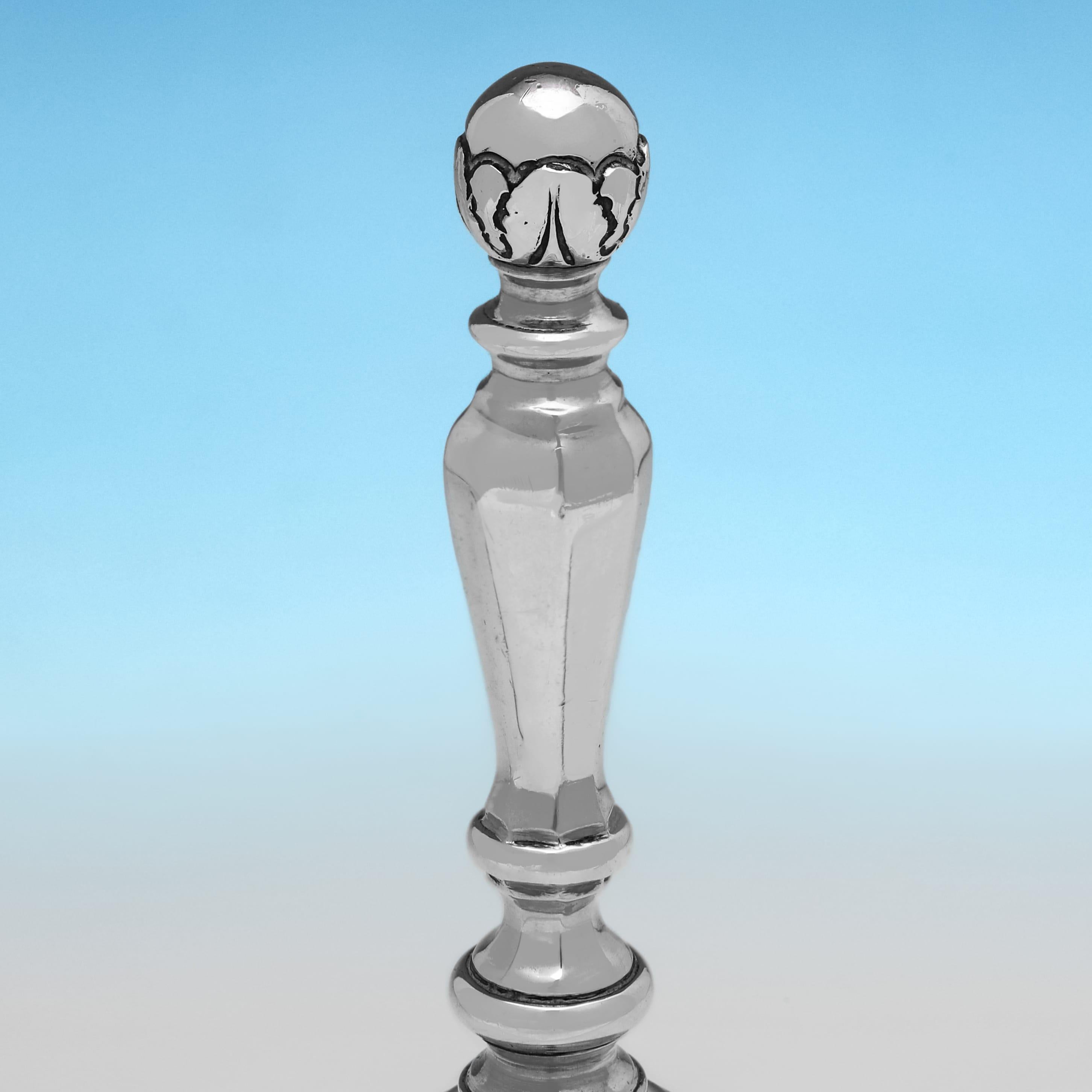 Anglais Cloche de table en argent sterling fabriquée à Birmingham en 1965 en vente