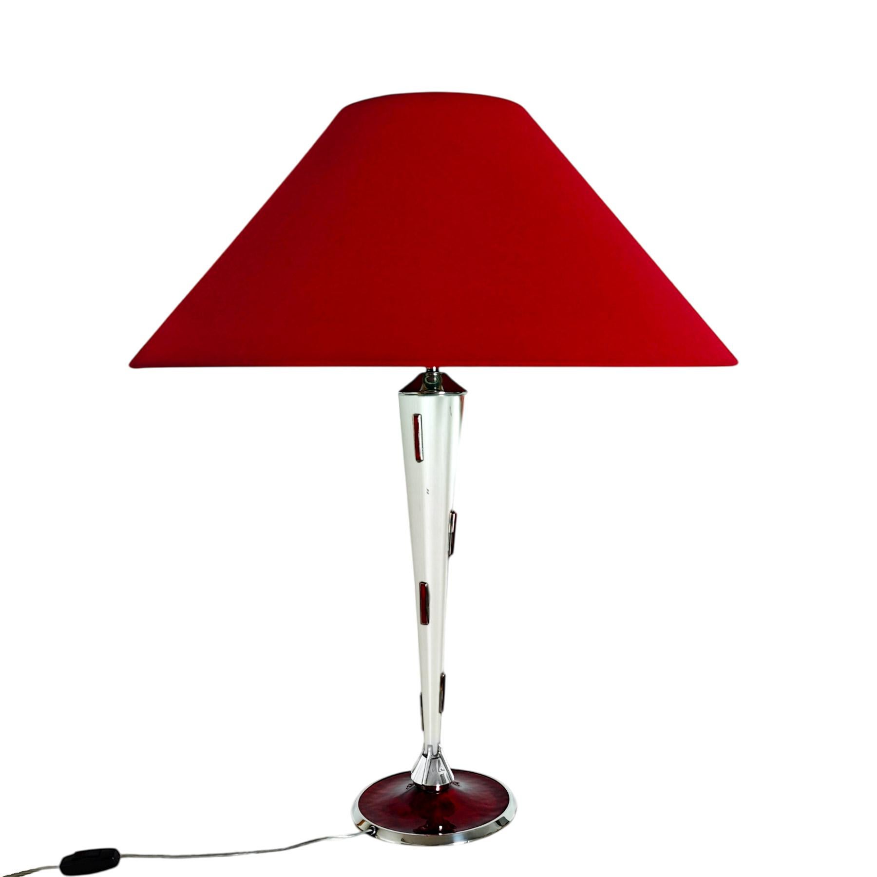 Large sterling silver table lamp with red enamel base and cabochons, electricity and lampshade refurbished. Illegible stamps.

Casa Baguès

Spain, Barcelona, circa 1960