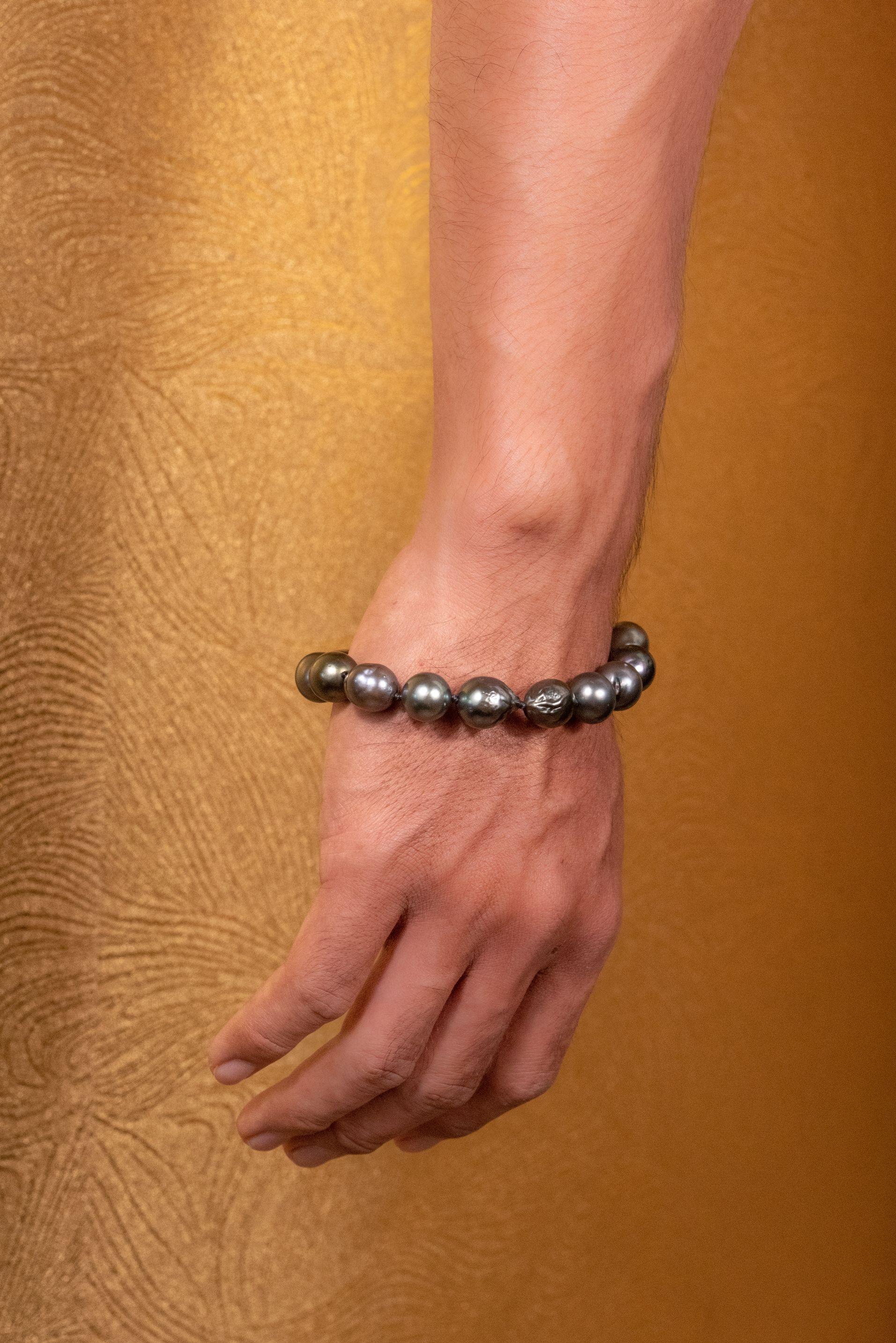 Complete any outfit with our simple yet stunning Tahitian pearl bracelet. Set on a sterling silver chain, this bracelet features iridescent black Tahitian pearls for an understated, timeless look. 

Size: 24.5cm long
Pearl size: 12-13.5mm
Weight: