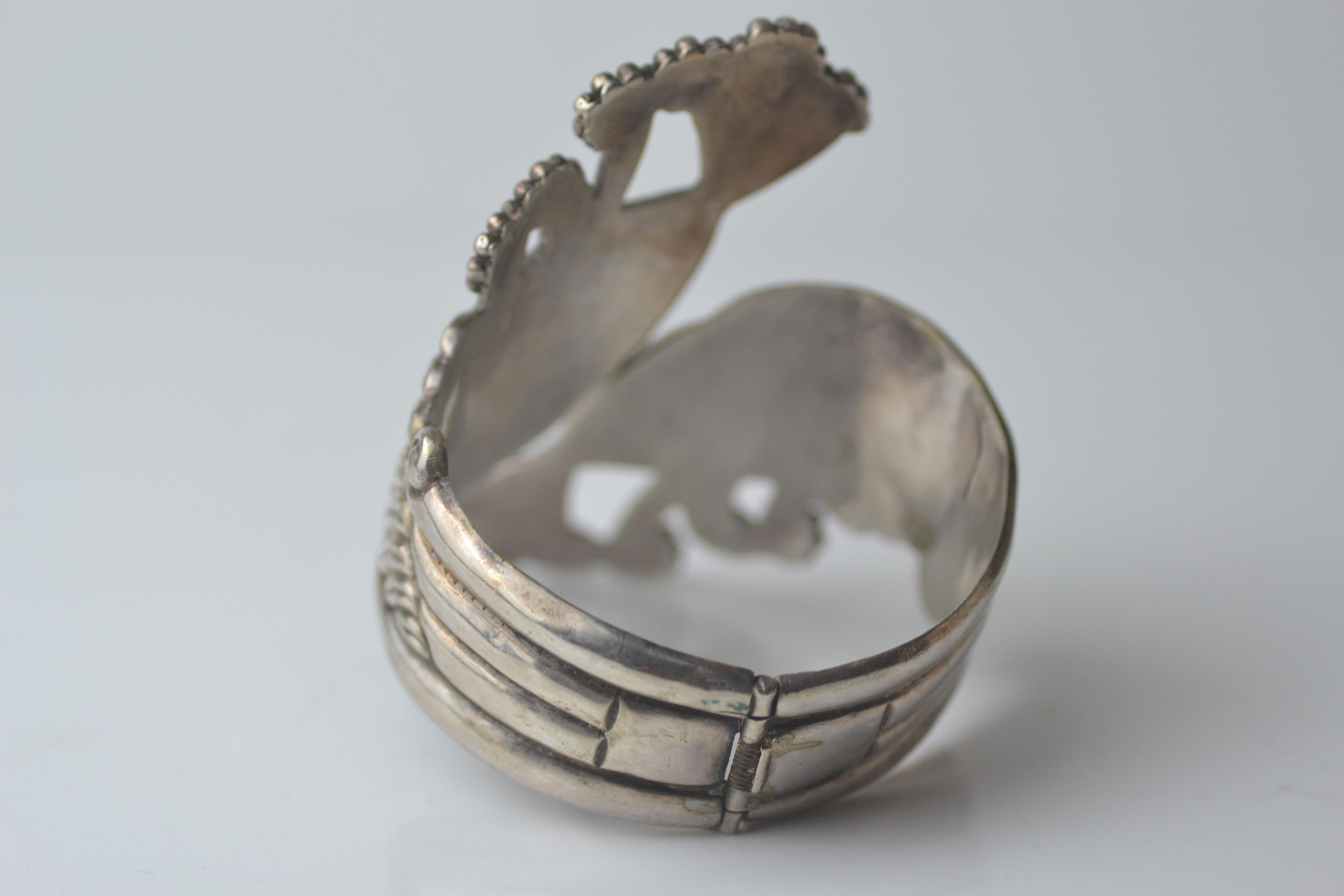 Sterling silver TAXCO Bernice Goodspeed repousse clamper/bypass bracelet vintage In Good Condition For Sale In Malpas, GB