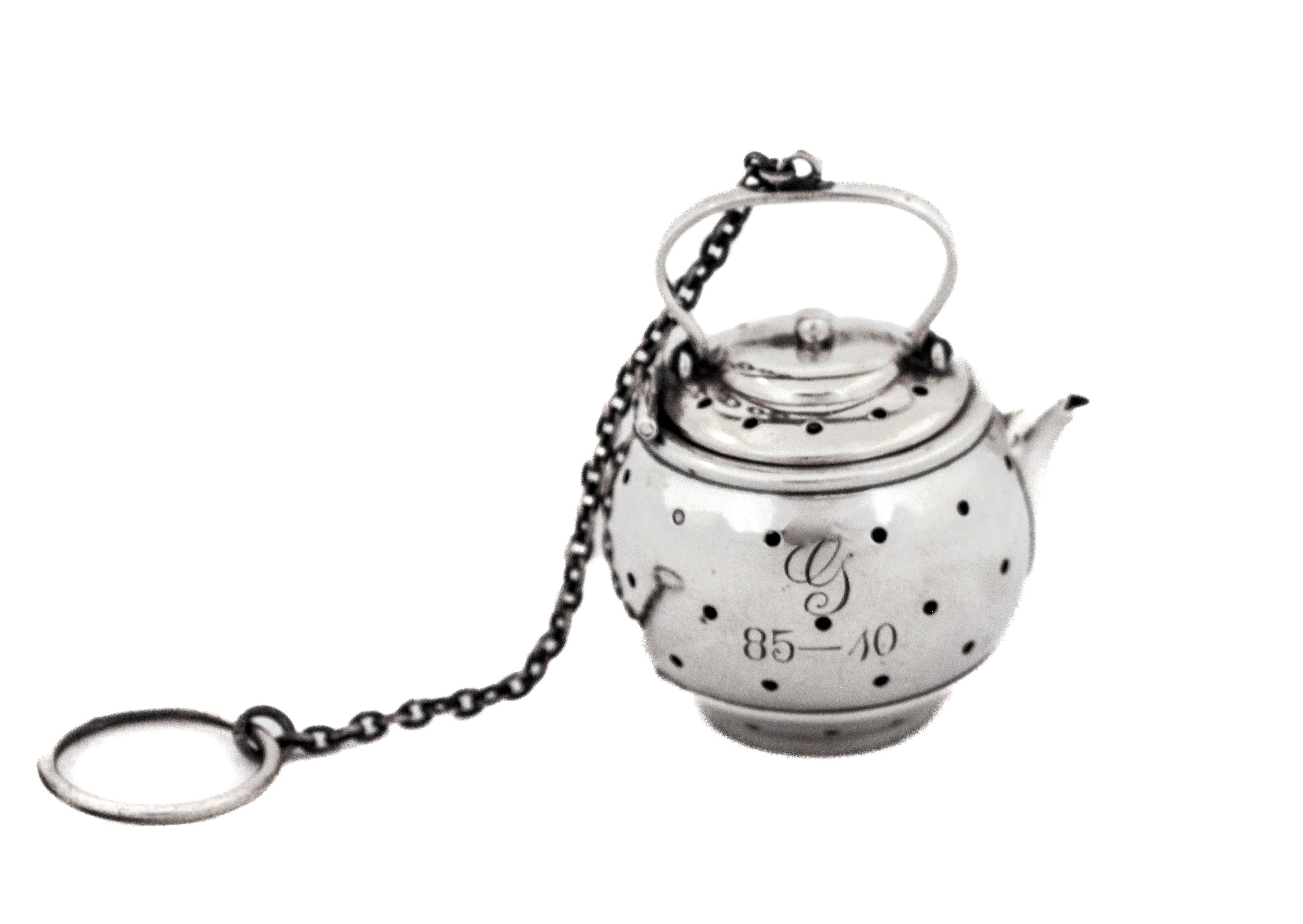 Se ofrece una bola de té de plata de ley con forma de tetera.  Colgando de una cadena de plata (4