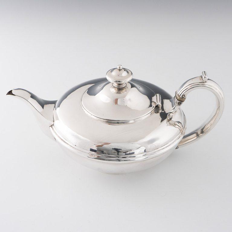 Tetera y jarra de crema de plata de ley Londres 1839 Art Decó en venta