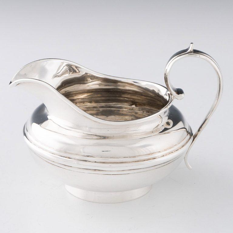 Tetera y jarra de crema de plata de ley Londres 1839 en venta 1