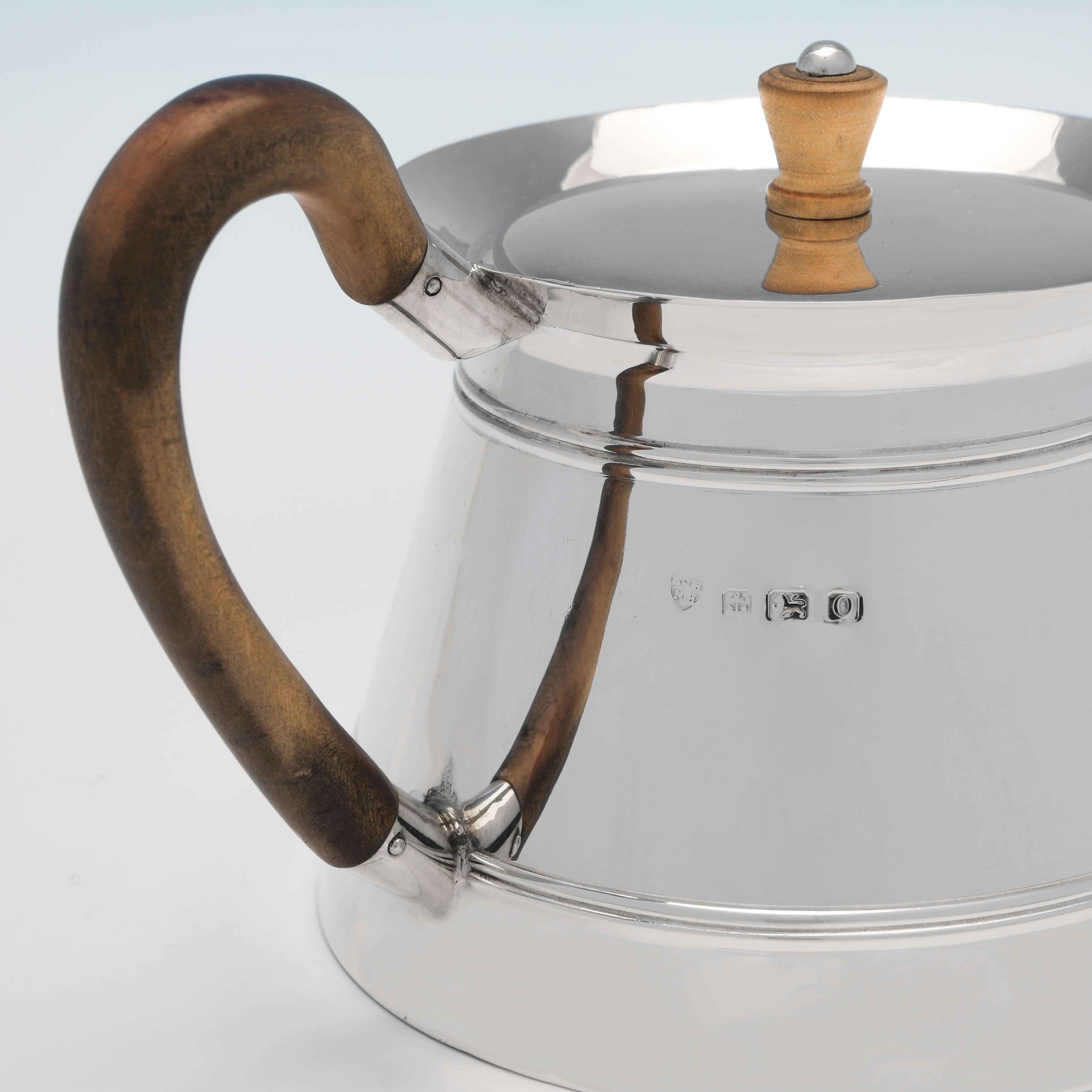 George V Antique English Sterling Silver Teapot, Birmingham 1913 Haseler Bros In Good Condition For Sale In London, London
