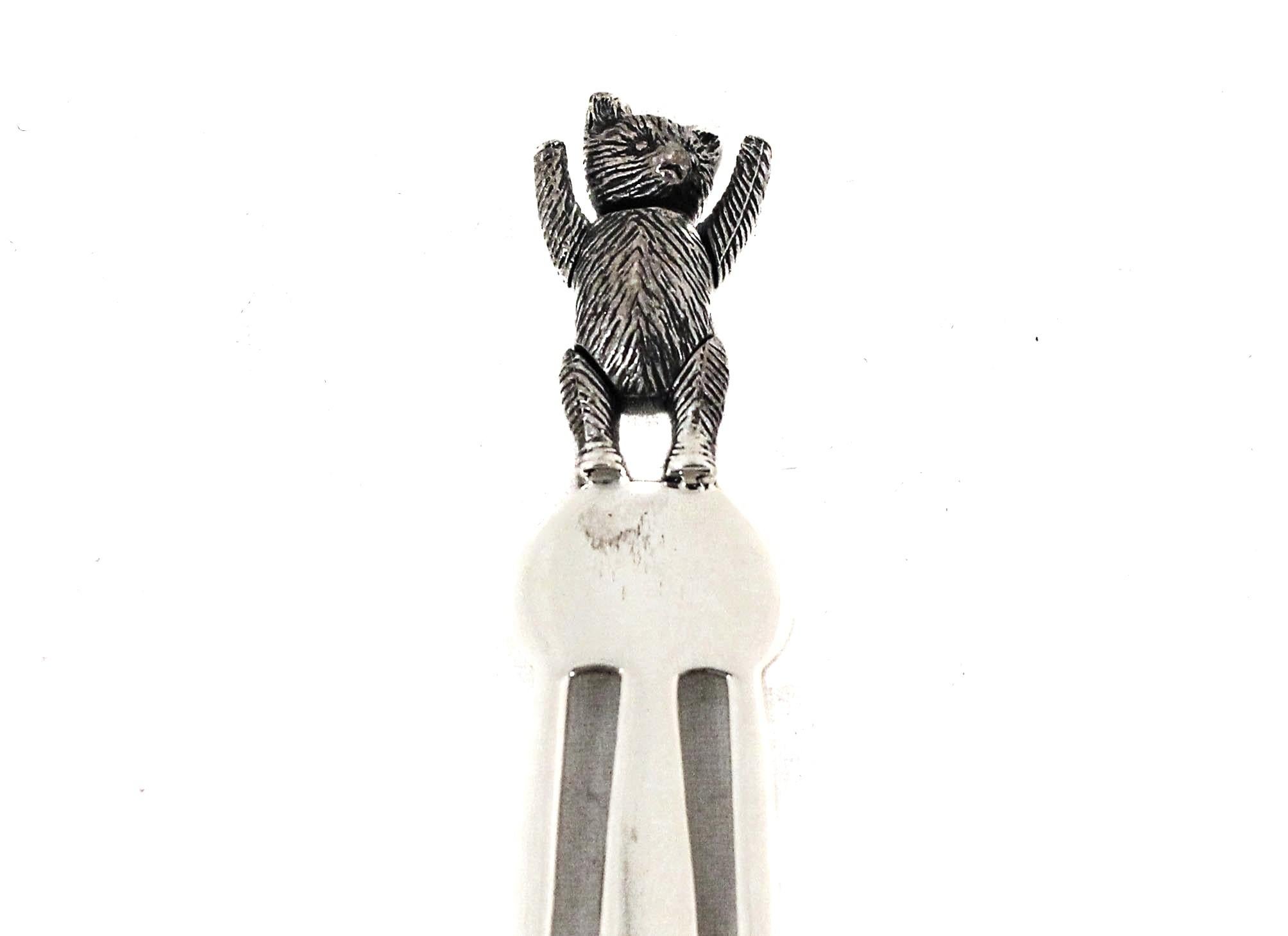 Qui n'aime pas un ours en peluche, surtout un ours en peluche en argent sterling !  Ce marque-page amovible en forme d'ourson argenté est un moyen amusant et facile de garder sa place dans un livre. 
