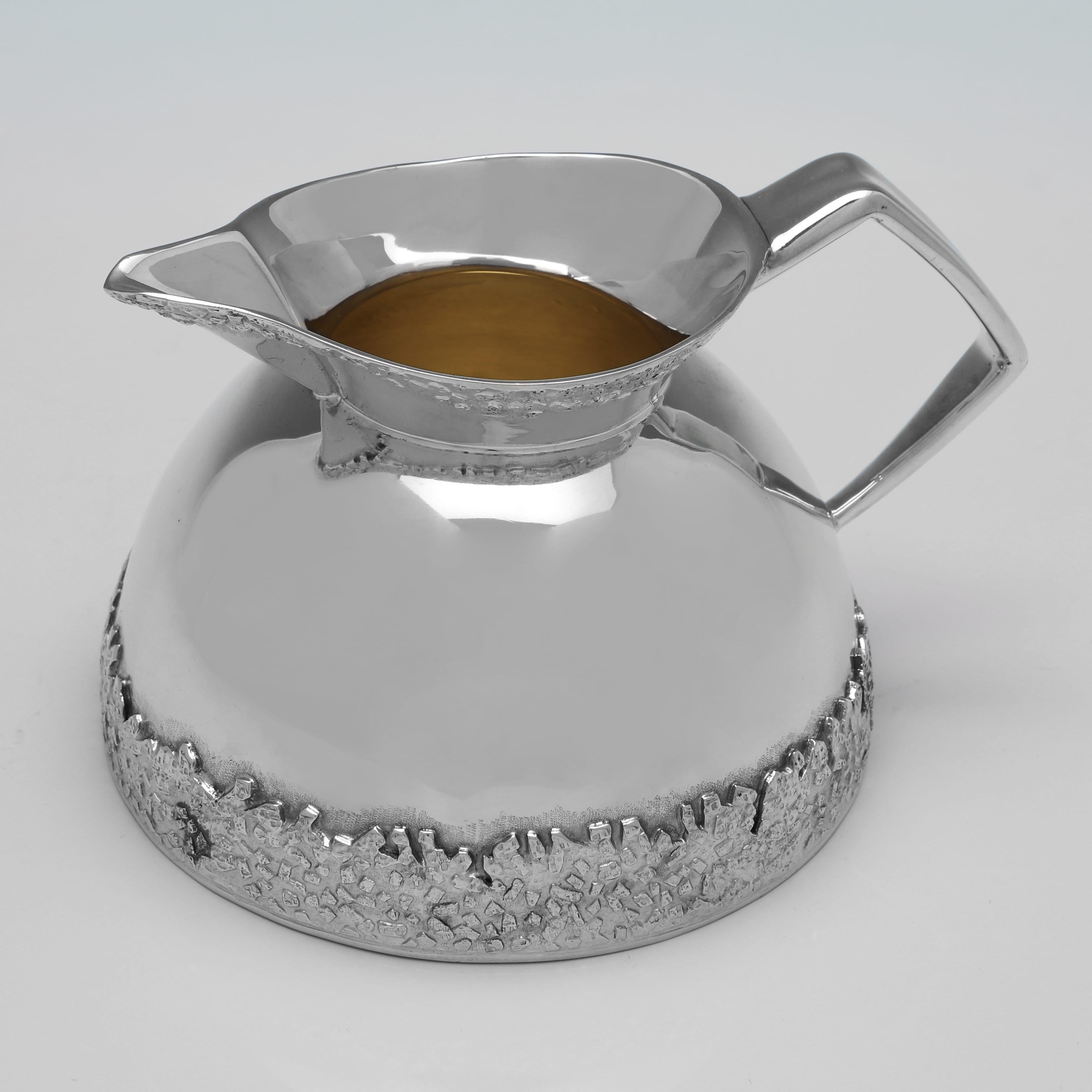 Anglais Service à thé trois pièces en argent sterling par Michael Benstead, Londres, 1975 en vente