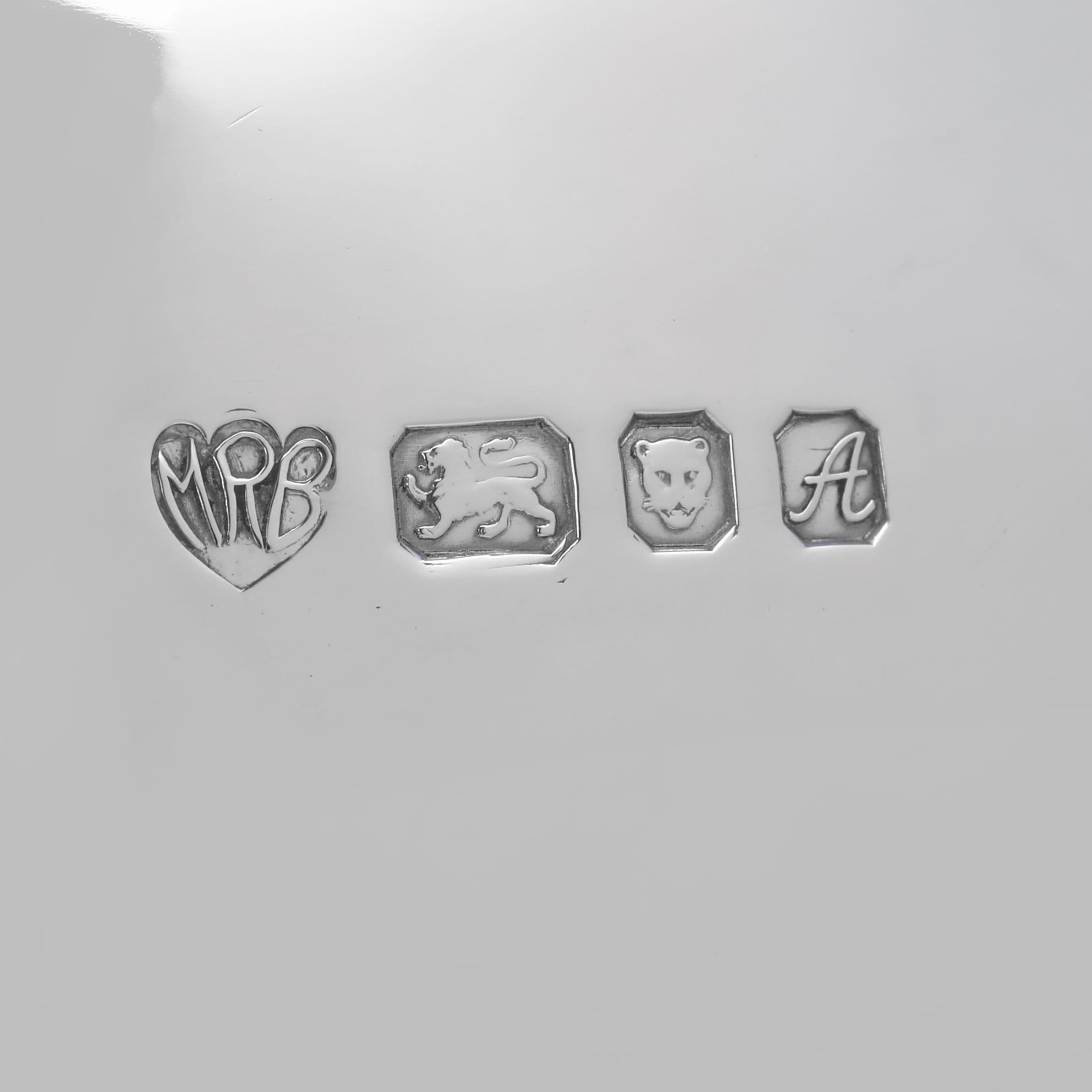 Argent sterling Service à thé trois pièces en argent sterling par Michael Benstead, Londres, 1975 en vente