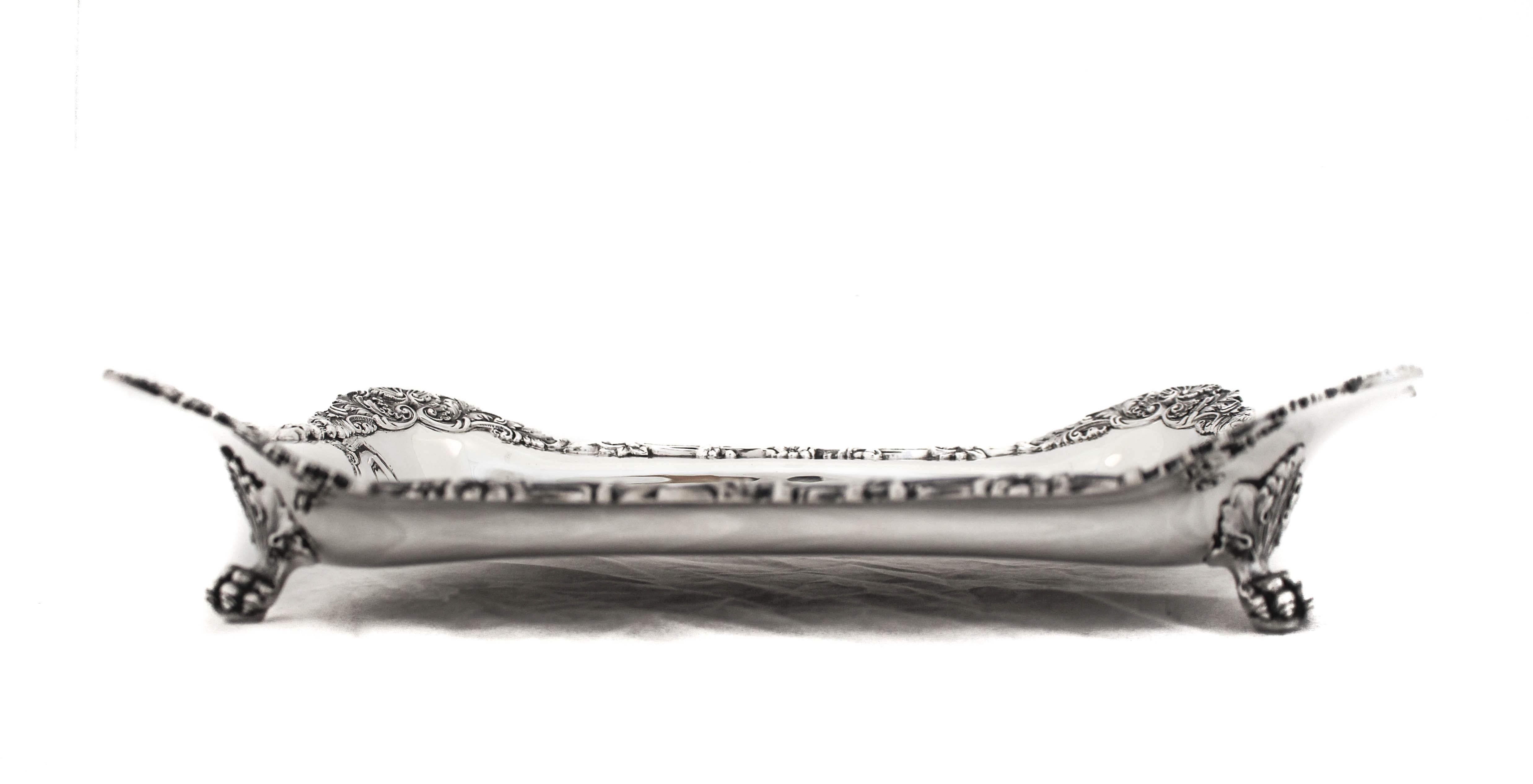 Viene offerto uno squisito esempio di argento Tiffany & Company.  Questo antico vassoio in argento sterling (asparagi) ha tutta l'eleganza e i dettagli del vecchio mondo che ti aspetteresti da un'azienda d'argento di fama mondiale come Tiffany.  Il
