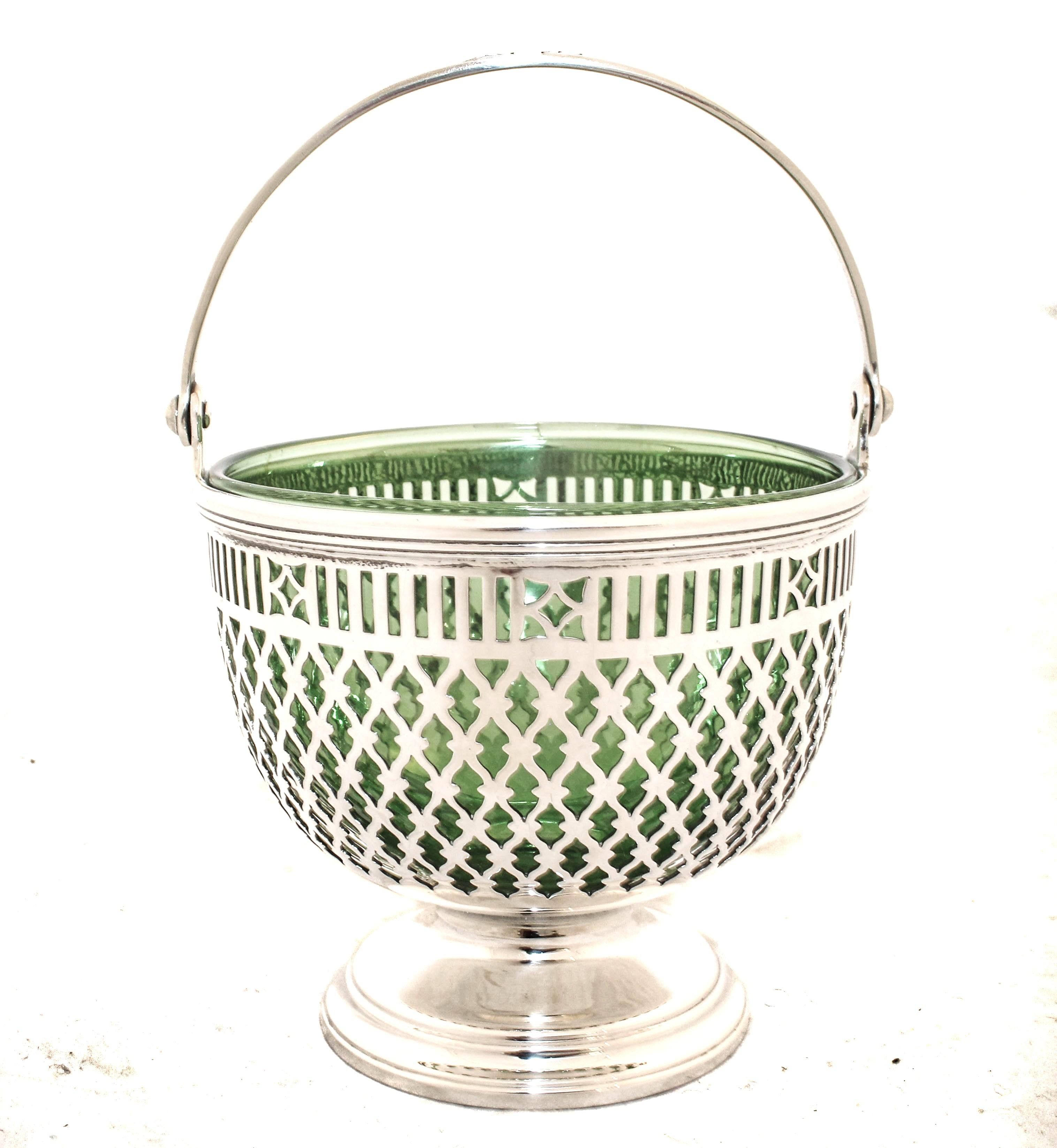 Se ofrece una cesta de plata de ley de la mundialmente conocida Tiffany & Company.  Tiene un revestimiento de cristal verde hierba y se ve a través del diseño reticulado.  El revestimiento de cristal es extraíble, por lo que es fácil de lavar y