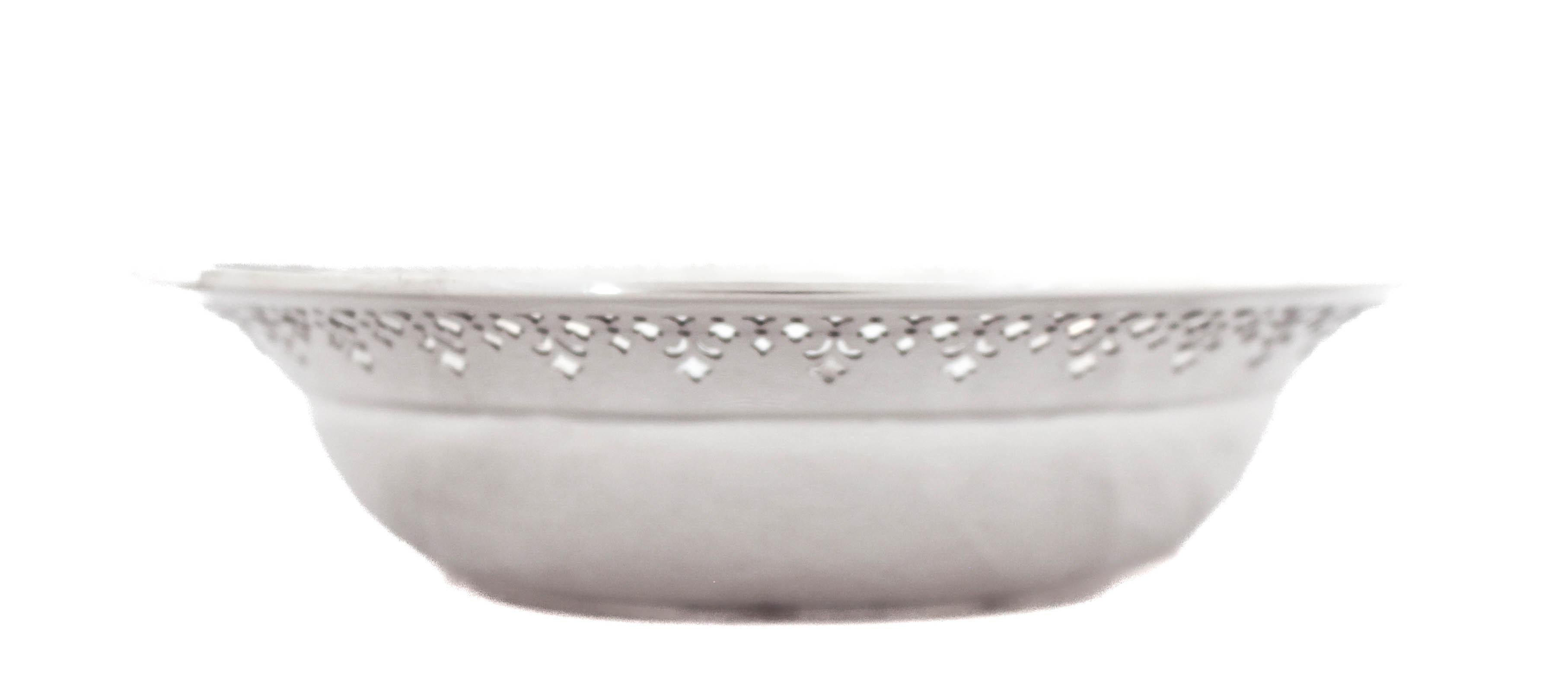 Se ofrece un cuenco de plata de ley de la mundialmente conocida Tiffany and Company.  Tiene un diseño recortado a lo largo del borde superior y el resto no tiene adornos.  Así, incluso cuando está en uso y llena, puedes ver y apreciar el trabajo de