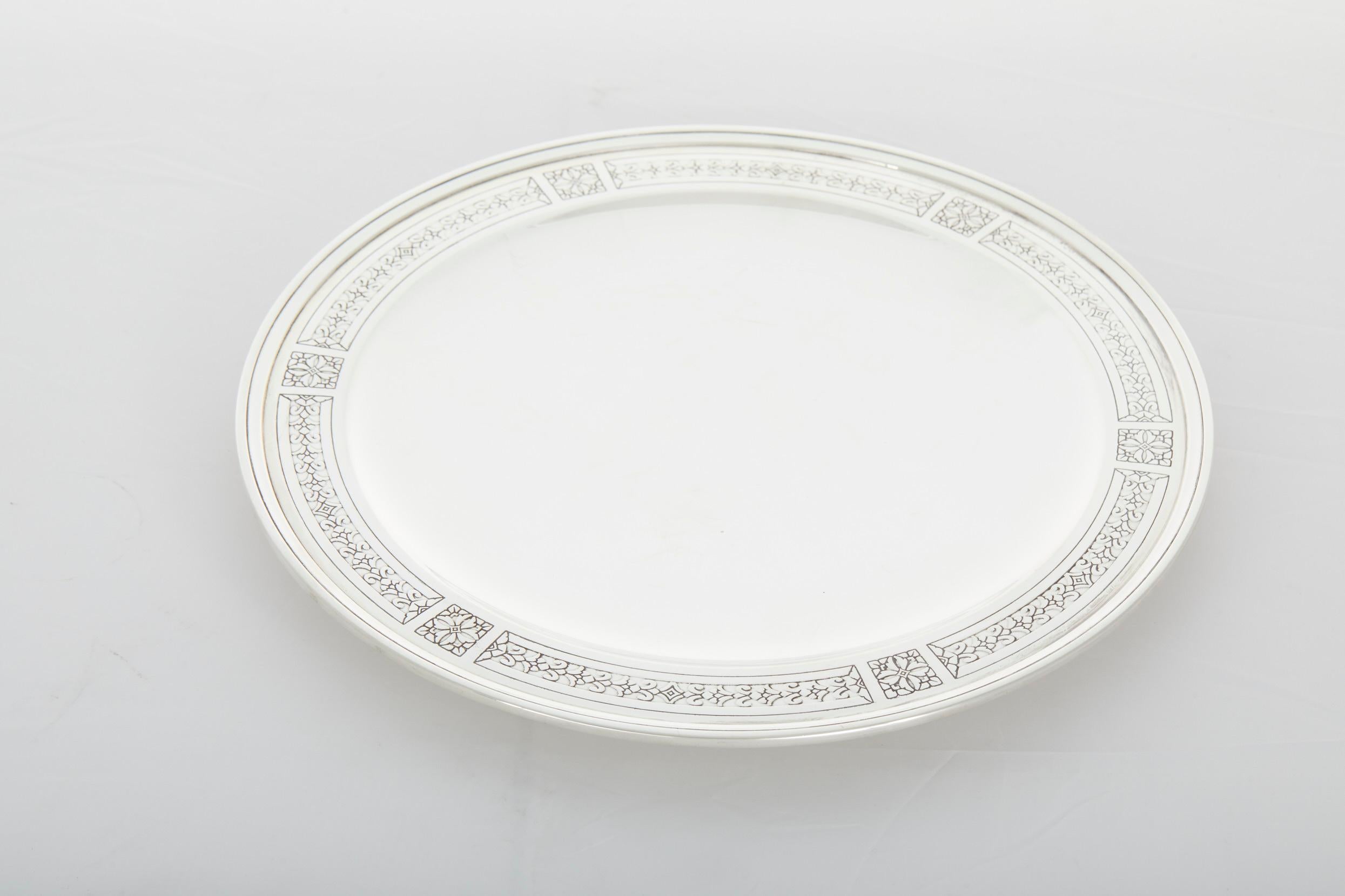 Cuenco / compota para centro de mesa Tiffany de plata de ley de principios del siglo XX con detalles de diseño de tablero. La placa central está en buen estado. Desgaste menor / ligeras abrasiones. Marca del fabricante abajo firmante. La pieza mide
