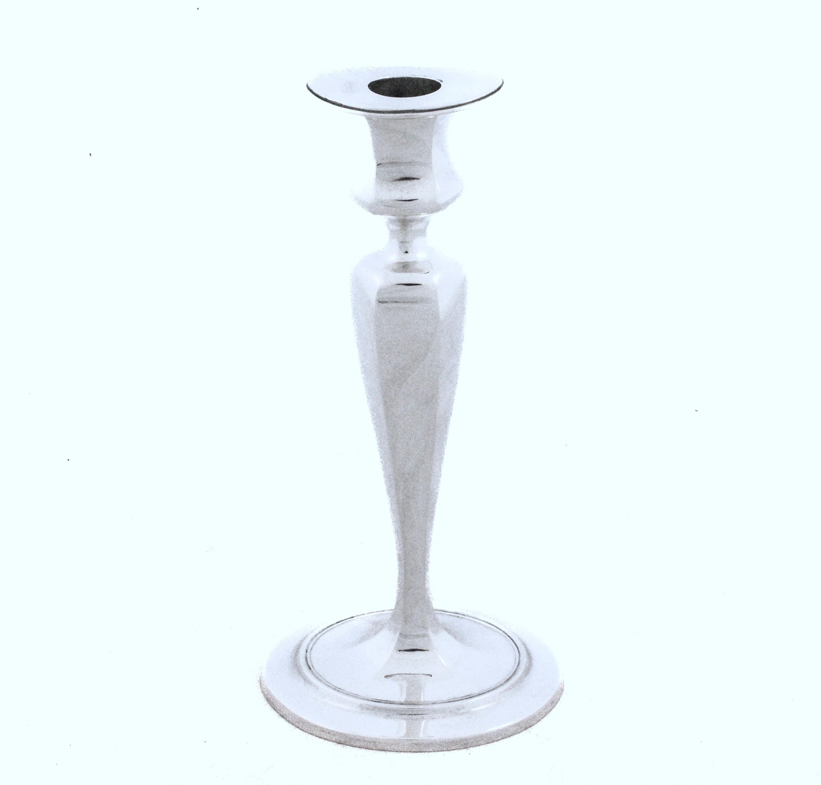 Una raffinata coppia di candelieri Mid-Century di Tiffany & Co. realizzati in argento sterling con linee pulite ed eleganti, emblematiche dell'estetica modernista dell'epoca. Le proporzioni equilibrate e la sottile eleganza riflettono la