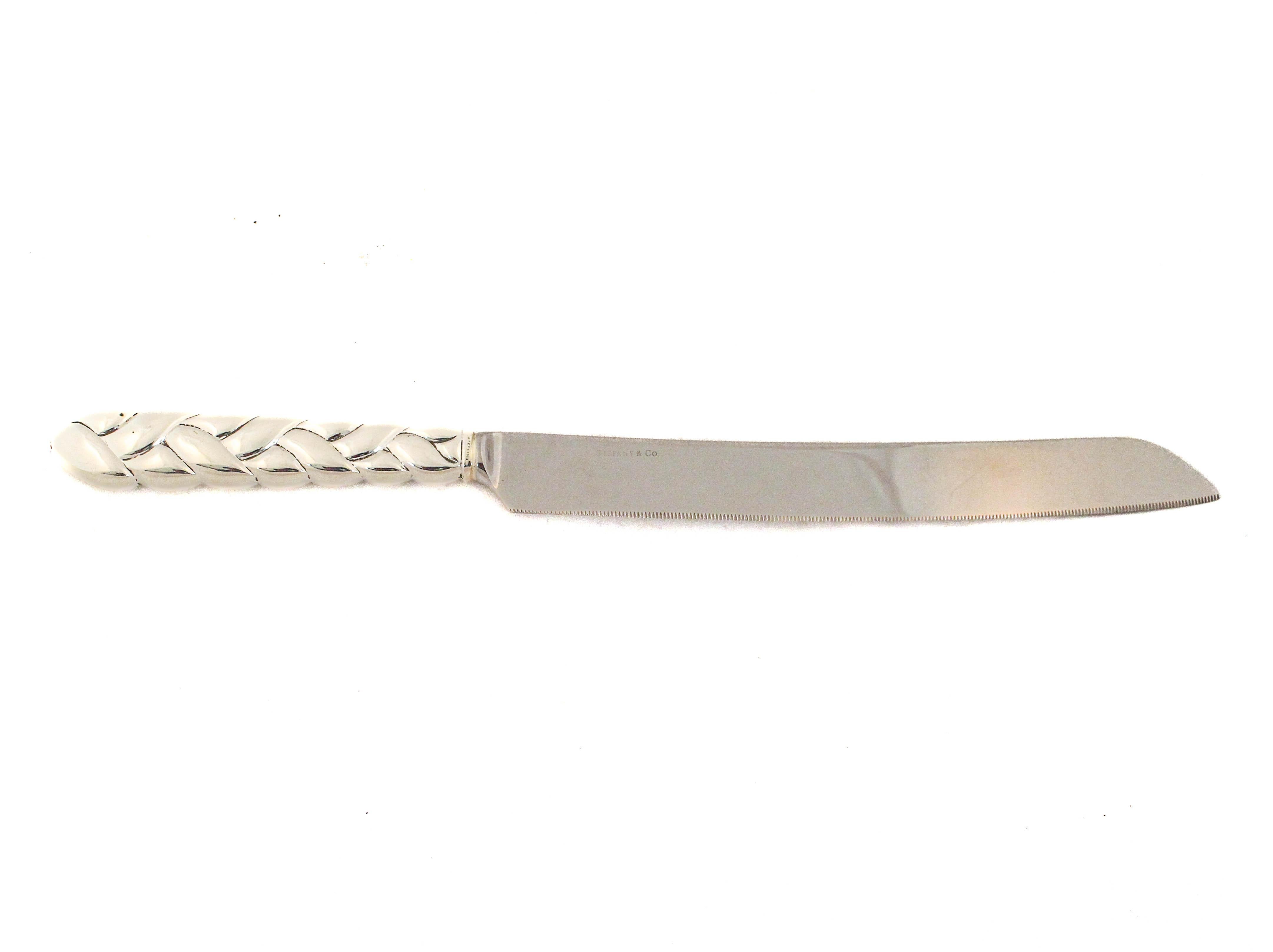 Un coltello per challah in argento sterling della famosa Tiffany & Company.  Il manico ha un design a treccia per completare il pane challah.  Un pezzo elegante e contemporaneo per vestire e completare la tua tavola di Shabbat. 