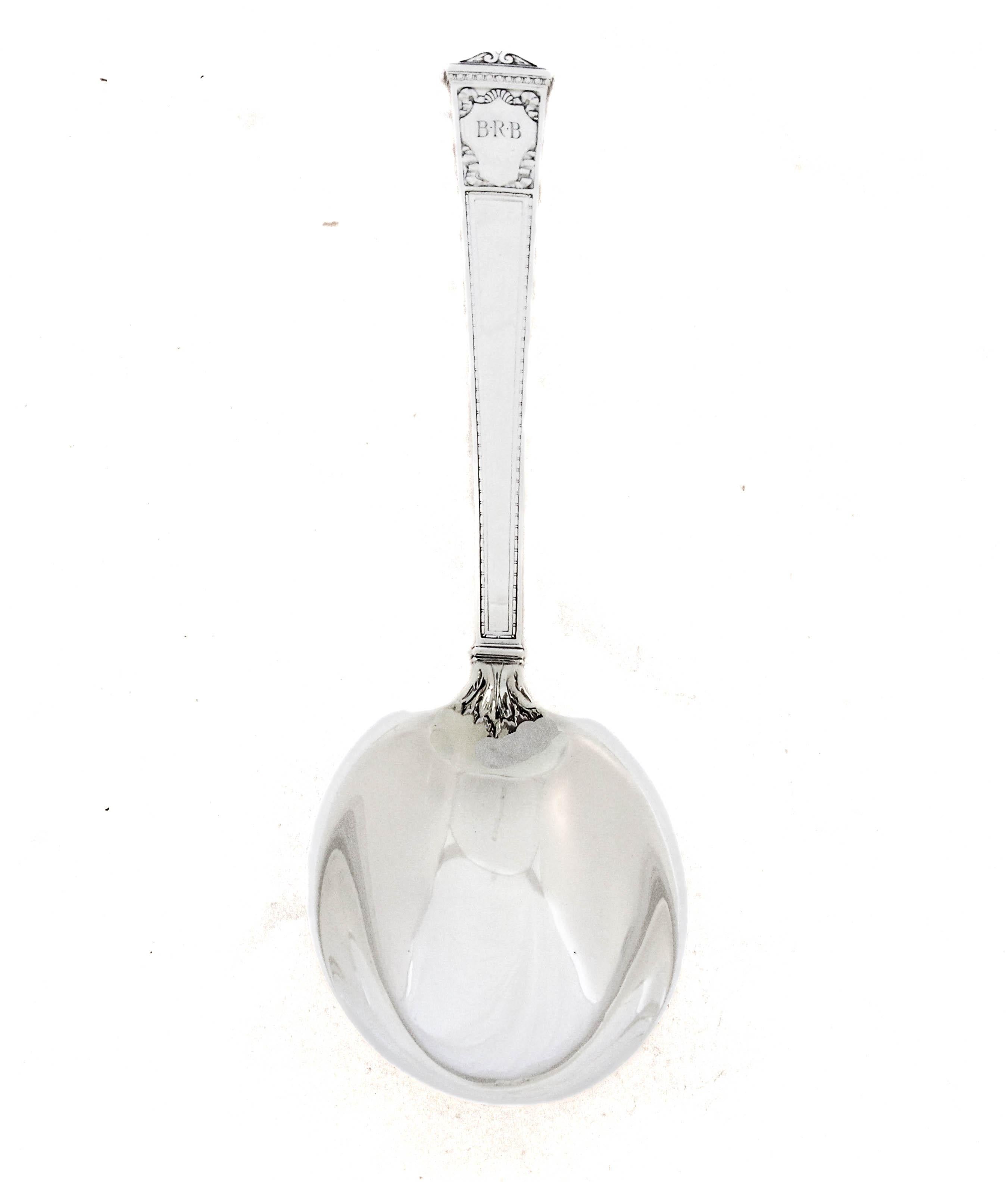Viene offerto un cucchiaio da portata in argento sterling con motivo San Lorenzo di Tiffany & Co.  Introdotto per la prima volta nel 1916, San Lorenzo era un perfetto esempio di design classico del vecchio mondo, di eleganza e di bellezza dei