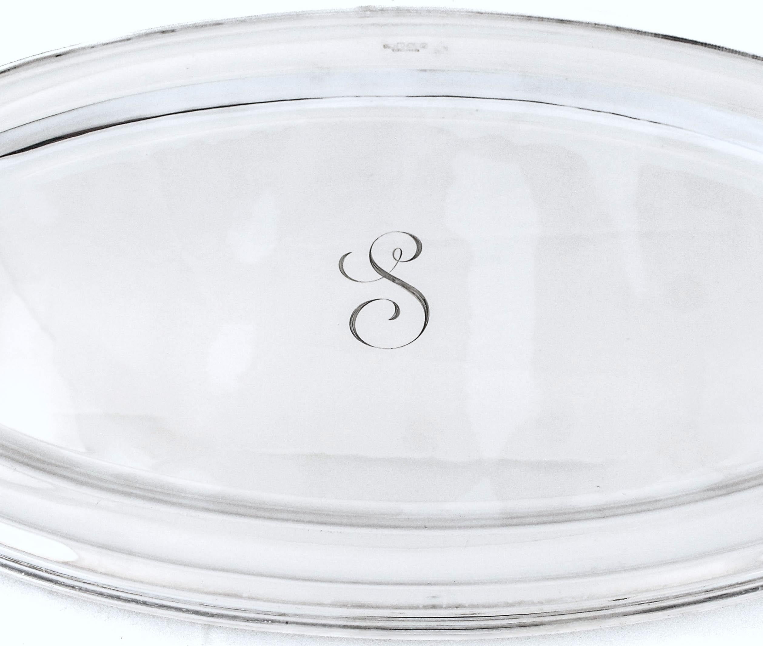 Siamo entusiasti di offrire questo piatto da pesce in argento sterling della famosa Tiffany and Company.  È un pezzo imponente e importante non solo per le dimensioni ma anche per il peso.  Esattamente come ci si aspetta da un'azienda come Tiffany,