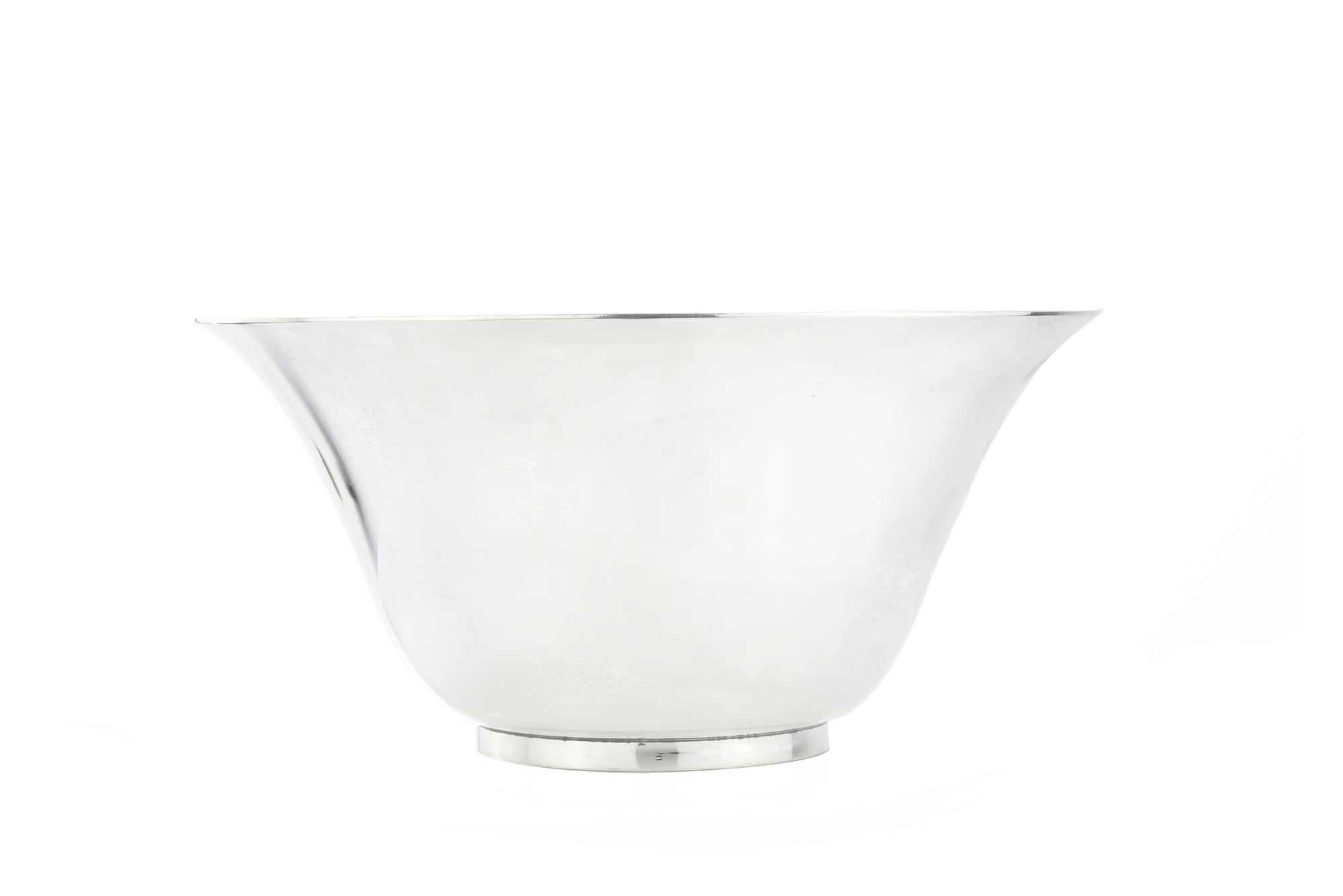 Sterling silver fruit bowl
Maker: Tiffany & Co
Designed by John C. Moore
Made in United States
Fully hallmarked.

Dimensions - 
Diameter x Weight: 23 x 11.2 cm 
Weight: 971 grams total

Condition: The bowl is pre - owned, has age related
