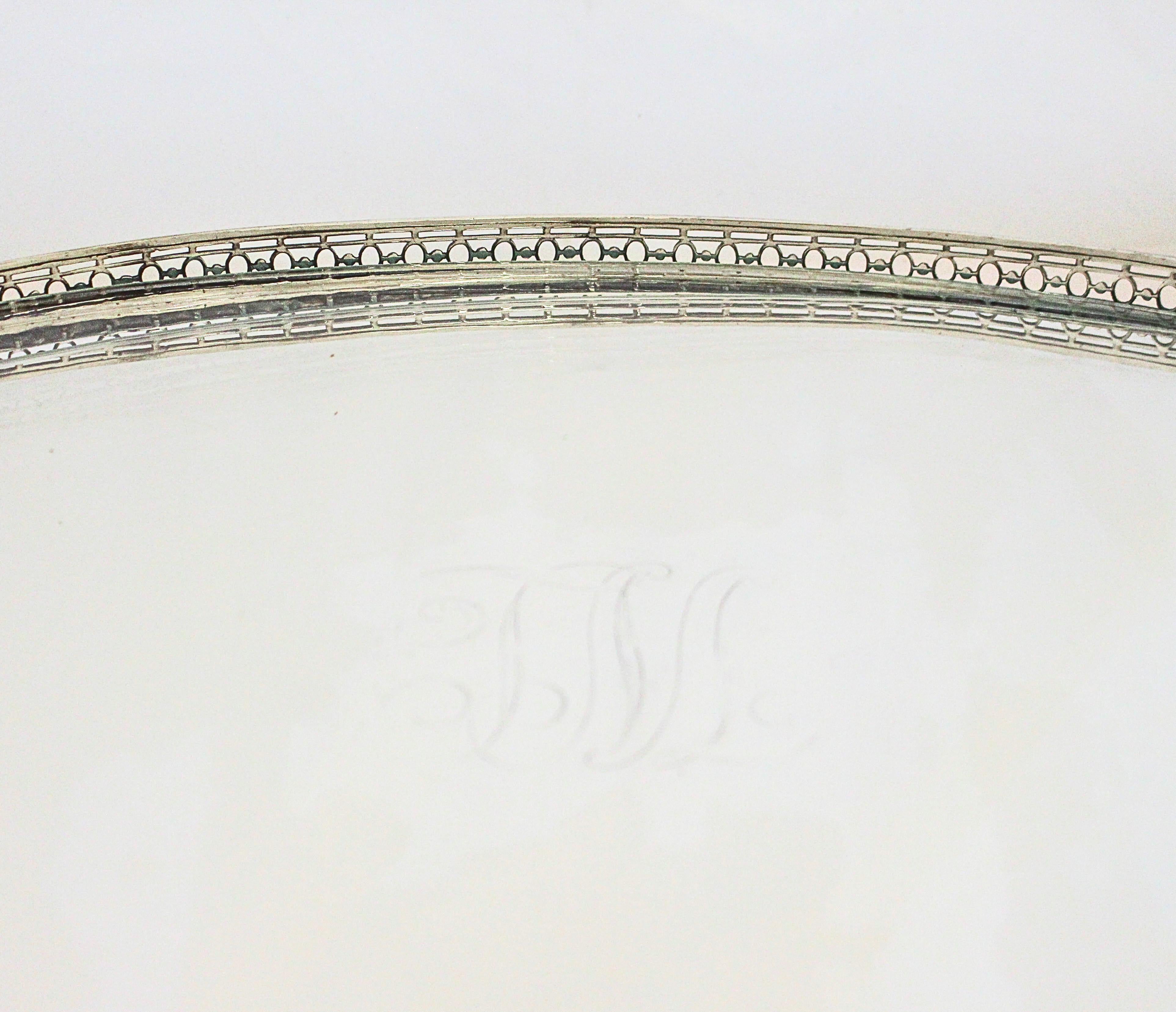 Struttura: Argento massiccio con superficie specchiata o lucida che riflette la luce in modo eccellente.
Confine / Gallery

Il vassoio presenta un bordo a galleria completamente reticolato che circonda l'intero perimetro.
Il bordo è costituito da