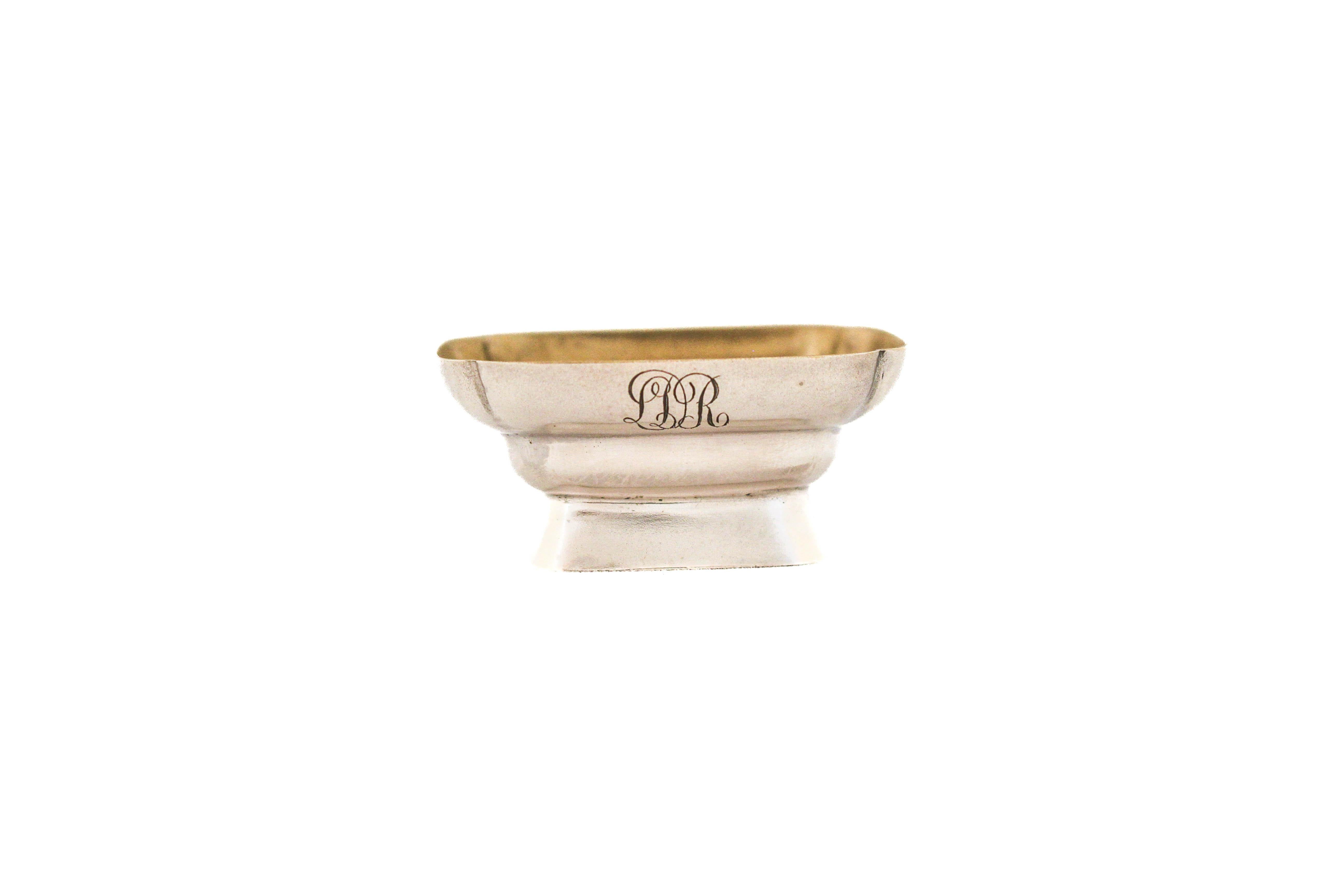 Nous vous proposons un ensemble de quatre salières en argent sterling de la société Tiffany and Company, de renommée mondiale.  Ils sont de forme rectangulaire et reposent sur un socle.  L'intérieur est lavé à l'or pour protéger l'argent du sel. 