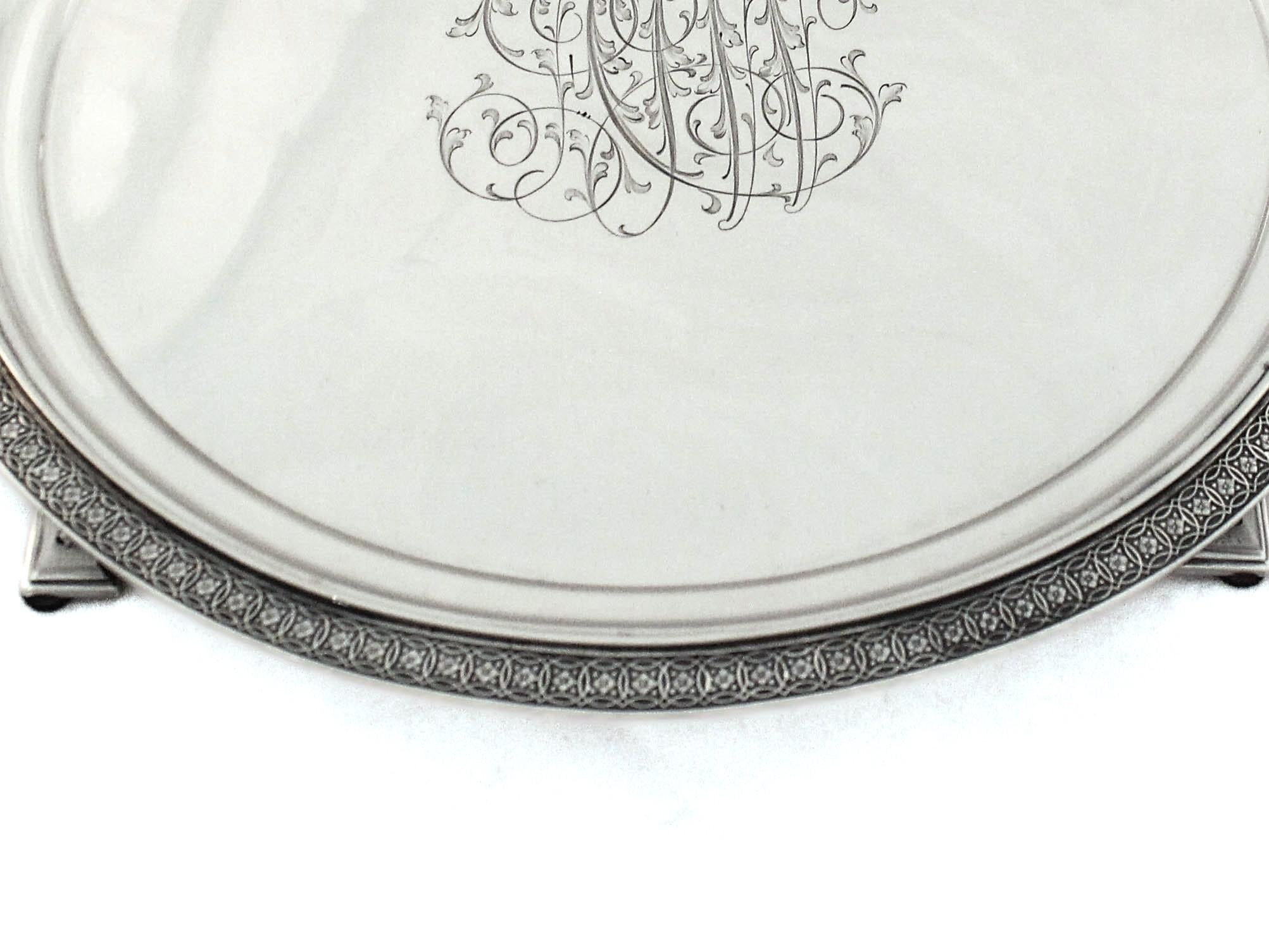 Nous sommes fiers d'offrir ce salvateur en argent sterling de la célèbre compagnie Tiffany and Company.  Il a été conçu à l'époque victorienne et présente un style néoclassique.  Remarquez la bordure et les pieds juxtaposés à la finesse de la