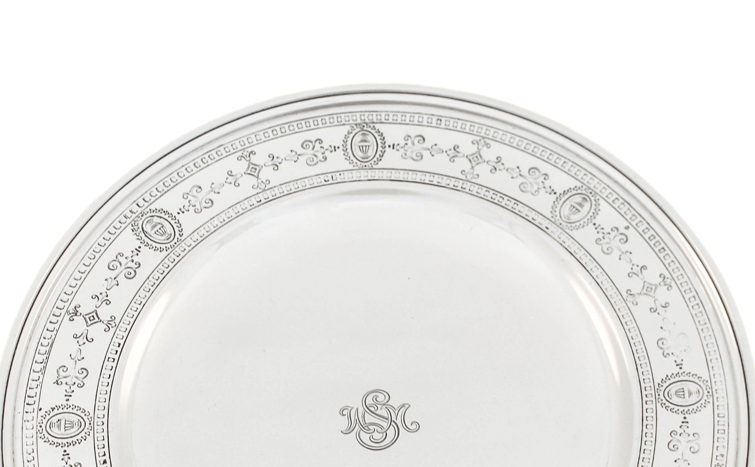 Viene offerta una tazza in argento sterling della rinomata Tiffany & Company.  Disegnato in stile neoclassico, presenta un motivo delicatamente inciso intorno al bordo.  Un pezzo elegante che riporta ai tempi in cui intrattenere e ospitare era un