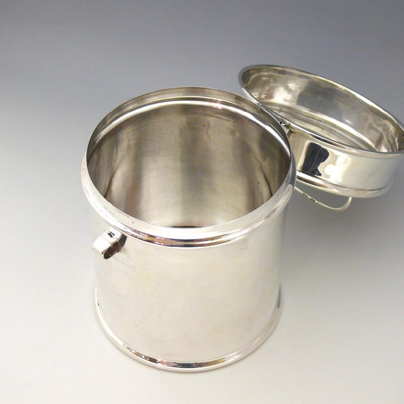A fine sterling silver tiffin tin with silver plated padlock and key. Hallmarked London 1911.

Dimensions: 11 cm/4? inches (diameter) x 14 cm/5½ inches (height)

‘Tiffin’ was originally a term used to denote the British custom of stopping to take