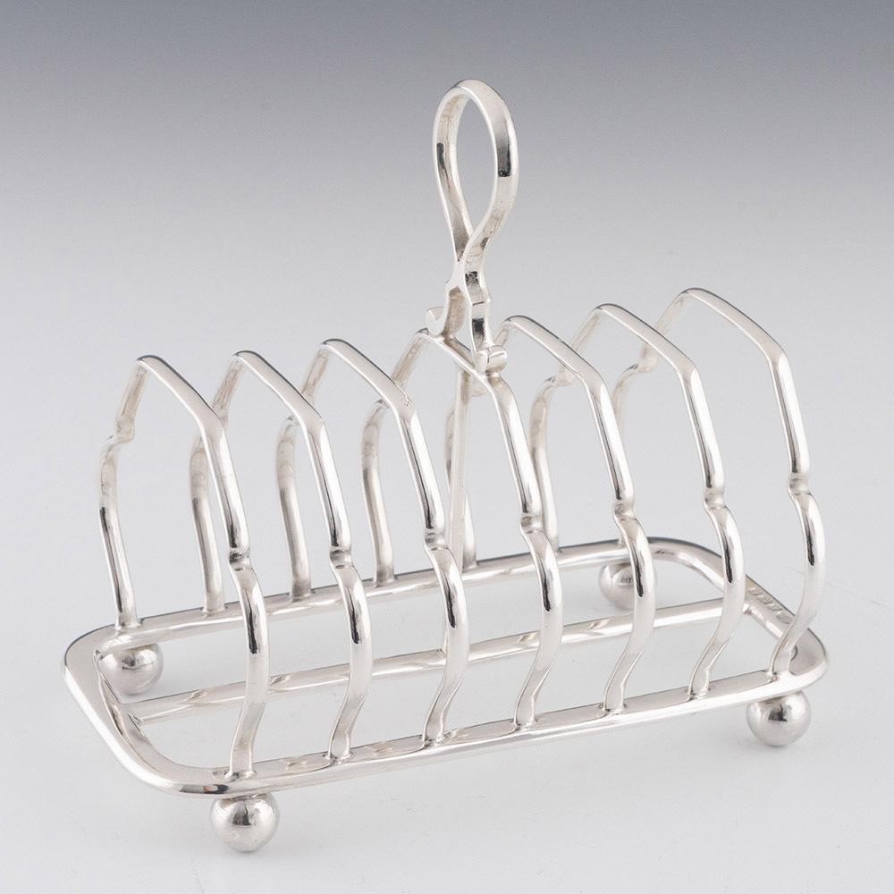 Titolo : Portabevande in argento Sterling
Data : Punzonato a Birmingham nel 1926 per Alexander Clark
Periodo : Giorgio V
Origine : Birmingham Inghilterra
Decorazione: sette barre, manico a omega. Piedi a sfera in fusione
Dimensioni :  Lunghezza
