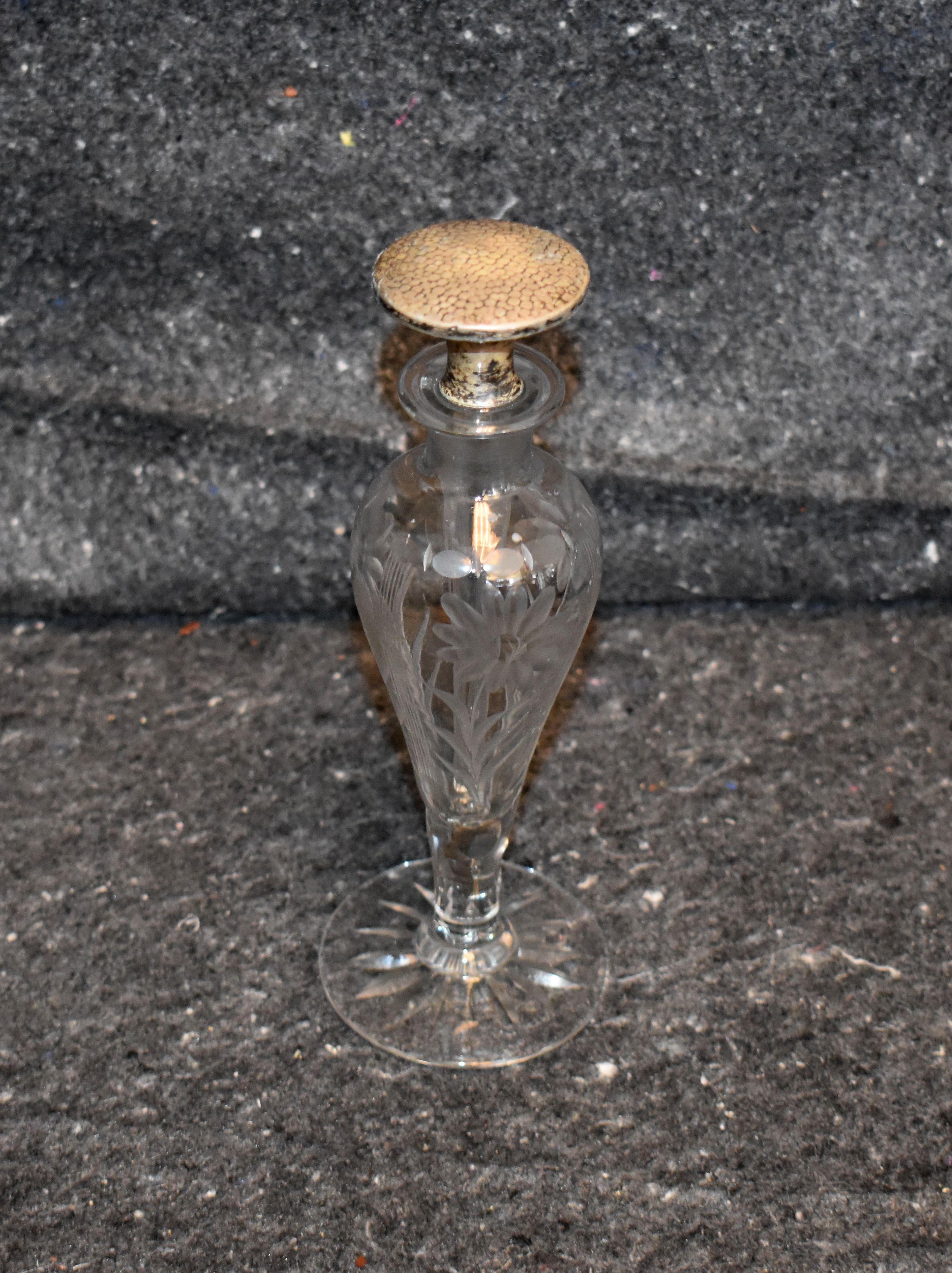 Antike Parfümflasche aus Sterlingsilber und geschliffenem Glas mit Stopfen.
Kleiner Chip auf der Unterseite Glas dobber siehe Bild.