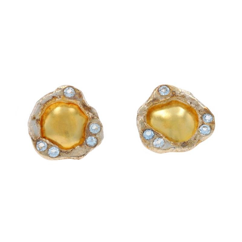 Metallgehalt: Sterling Silber & 18k Gelbgold

Informationen zu Stein

Natürlicher Topas
Karat(e): .40ctw
Schnitt: Rund
Farbe: Weiß

Karat gesamt: .40ctw

Stil: Ohrstecker
Verschlusstyp: Schmetterlingsverschlüsse

Messungen

Hoch: 17/32