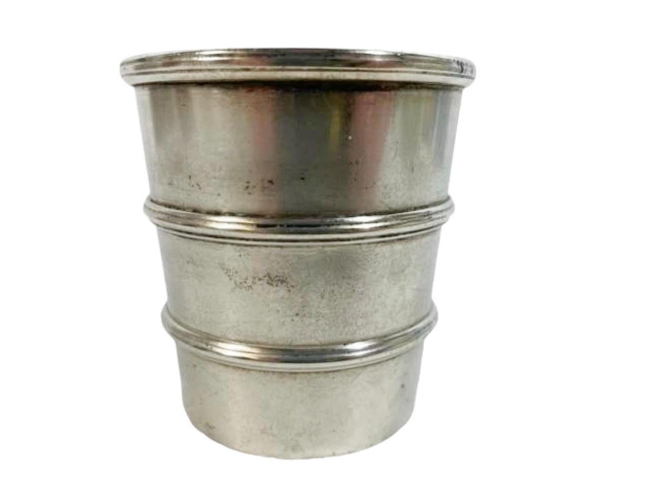Art-Deco-Jigger aus Sterlingsilber von Gorham. Eine sich verjüngende zylindrische Form mit erhabenen Bändern, die die Messpunkte markieren (auf dem Boden angegeben: 1 oz, 2 1/2 oz, 3 1/2 oz). Zwischen den Bändern sind Ampeln mit Emaille-