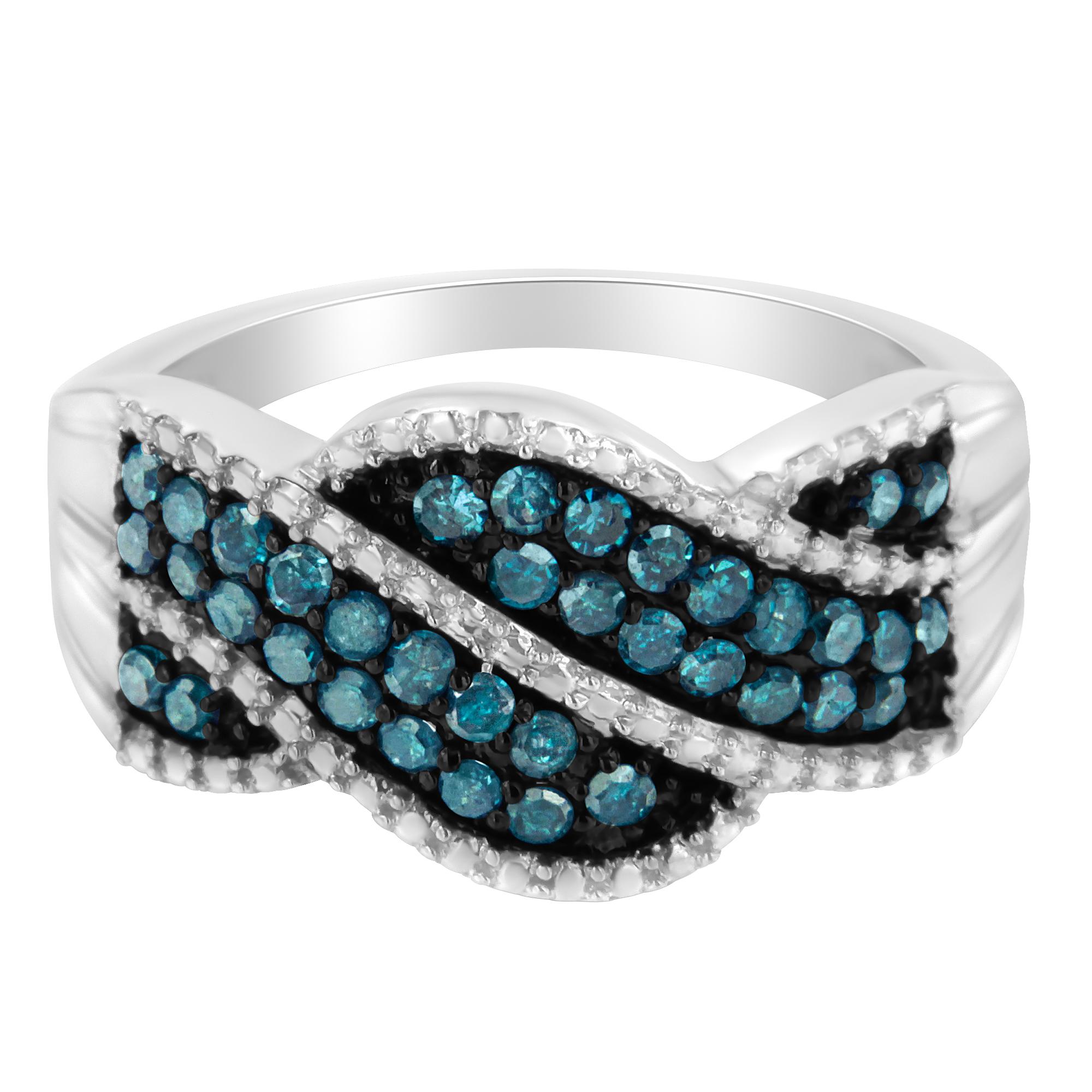 Verknüpfen Sie Ihren gesamten Look mit diesem auffälligen Set! Dieses Set aus Anhänger, Halskette, Ohrringen und Ring ist aus kühlem Sterlingsilber gefertigt und verfügt über auffällige, behandelte blaue Diamanten, die für zusätzlichen Glanz sorgen.