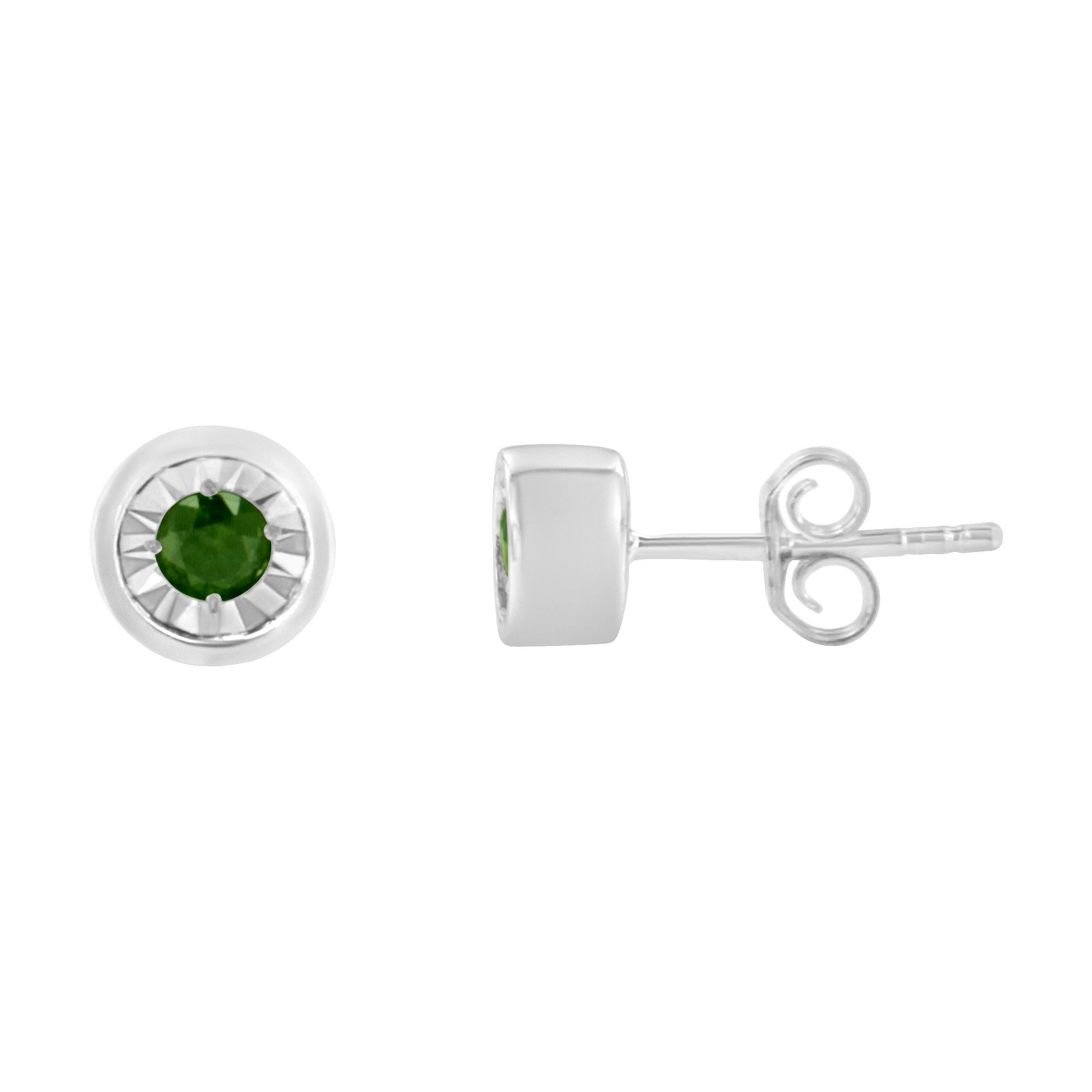 Cette délicate paire de boucles d'oreilles en diamant présente des diamants verts traités en couleur. Fabriqués en argent sterling, ils sont le choix idéal pour ajouter une touche de couleur à votre tenue quotidienne. Le poids total des diamants est