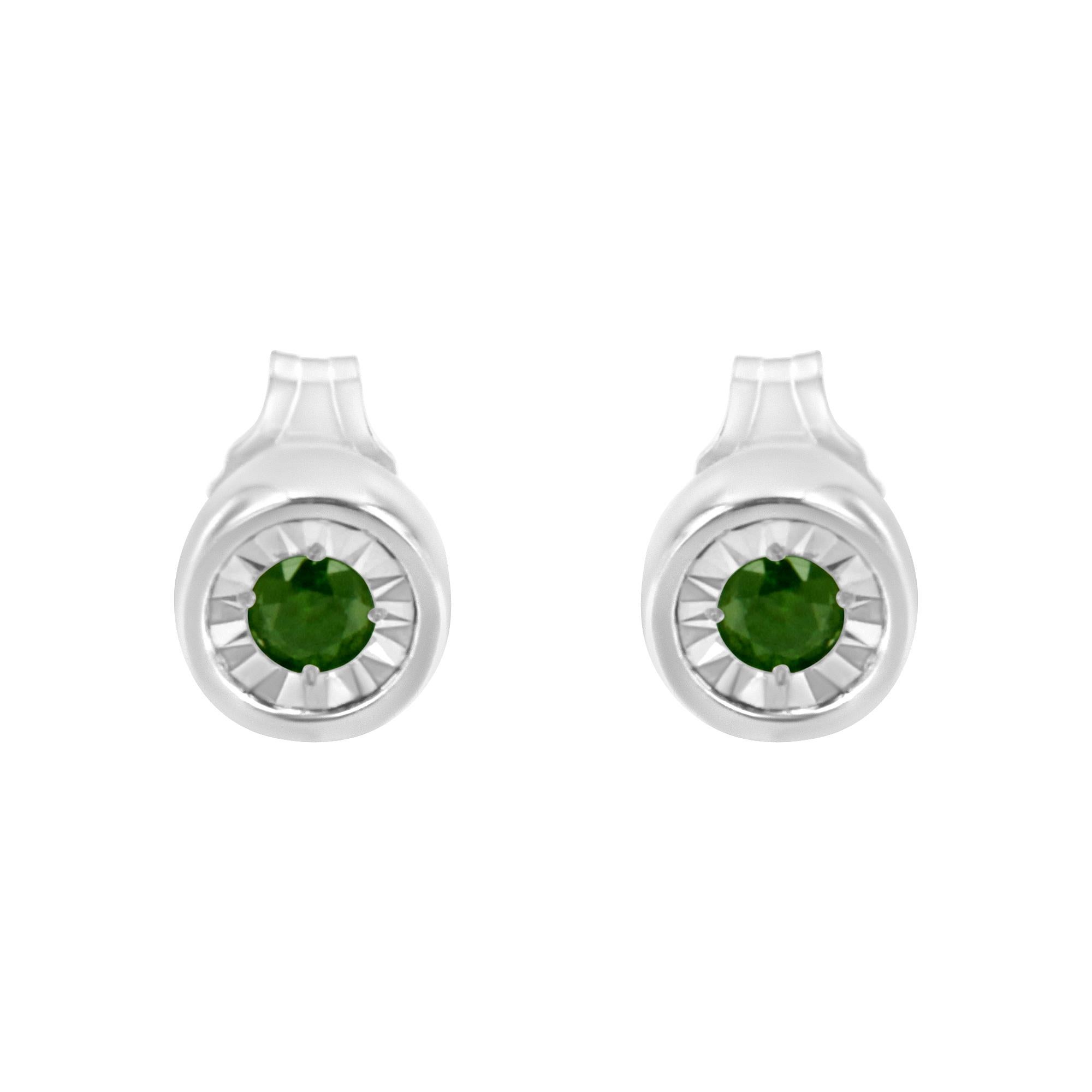 Contemporain Petites clous d'oreilles en argent sterling avec diamant vert traité serti clos de 1/5 carat en vente
