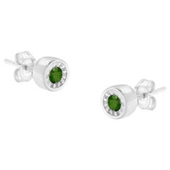 Pendientes de plata de ley de 1/5 quilates con bisel y diamantes verdes tratados