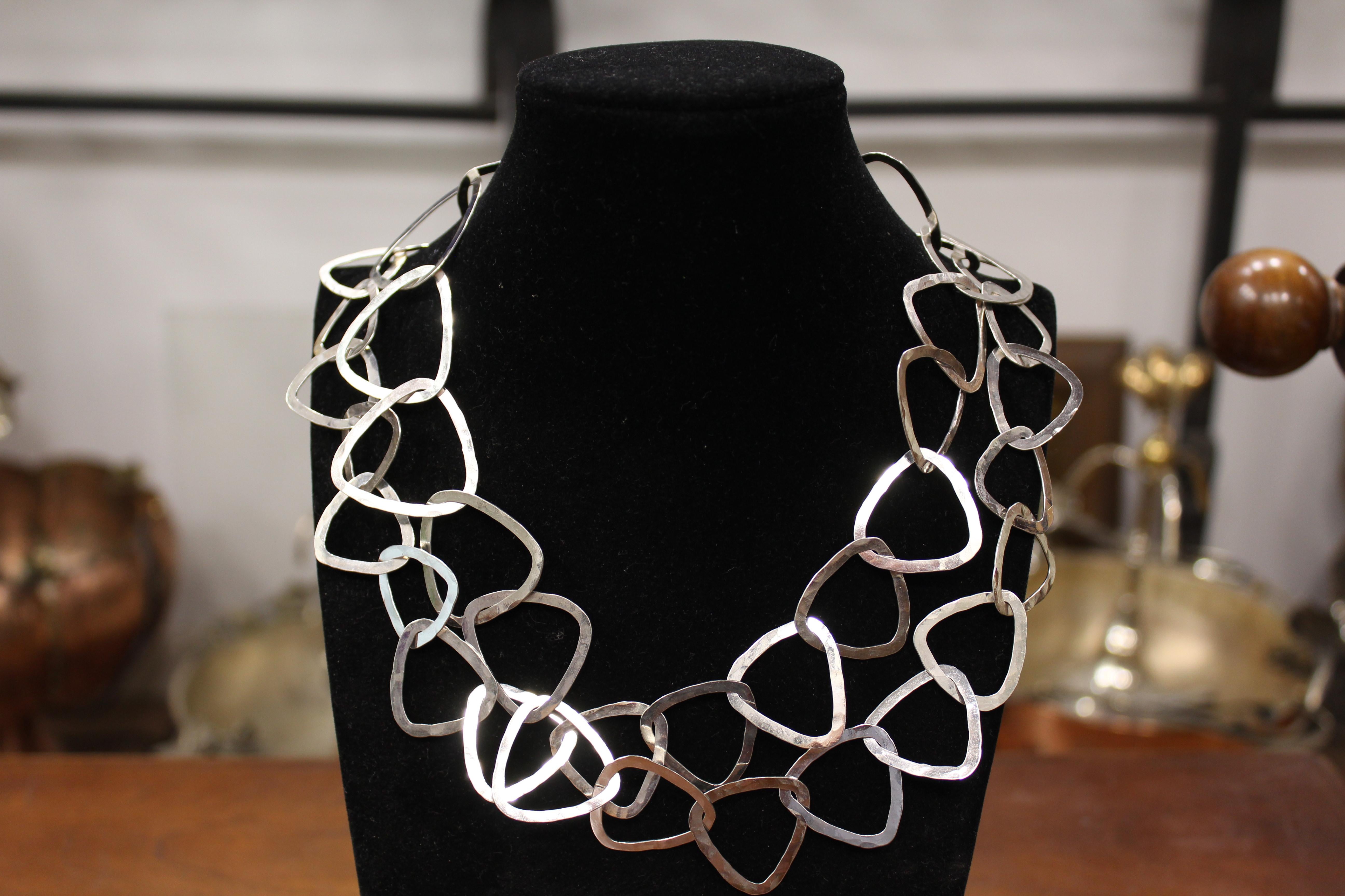 Halskette aus Sterlingsilber, Dreiecksform, handgefertigt, Italien (Künstler*in) im Angebot