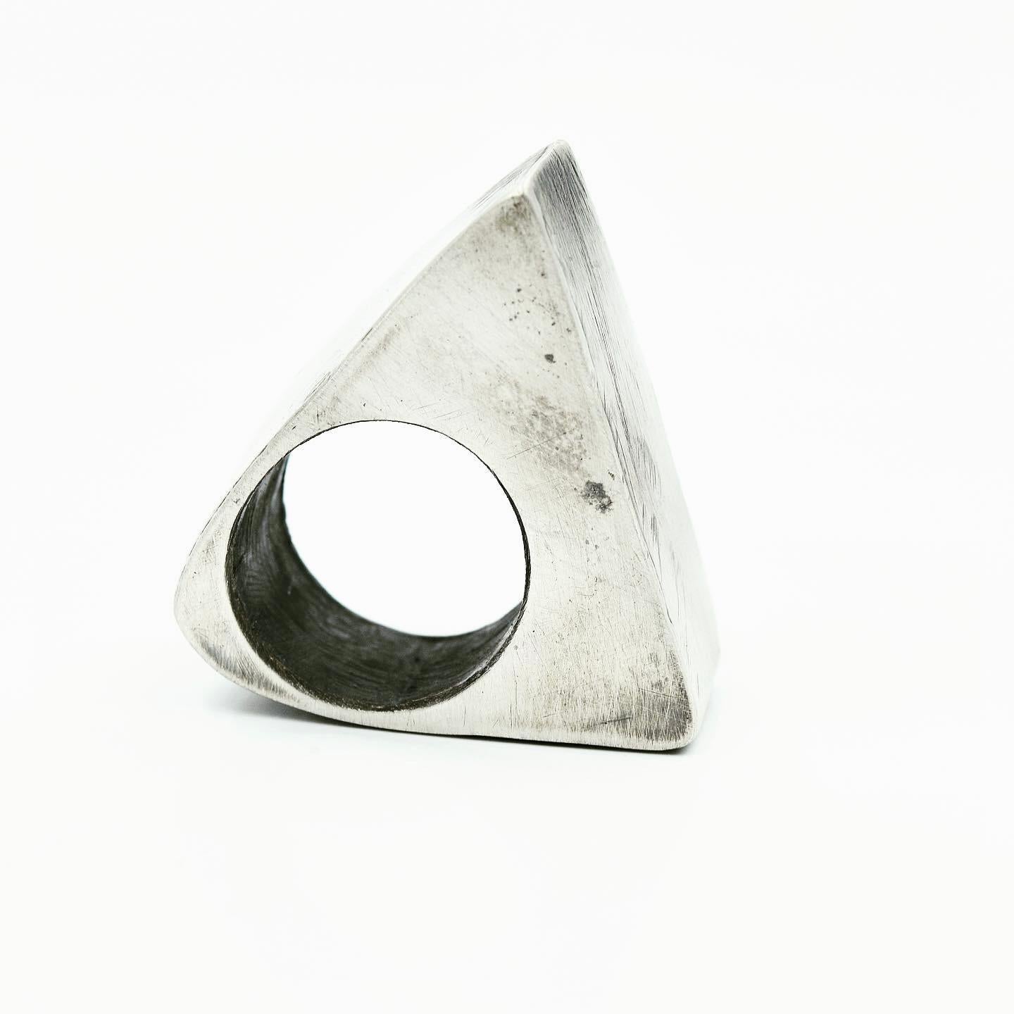 Sterlingsilber-Ring „Dreieck“ im Zustand „Neu“ im Angebot in Brooklyn, NY