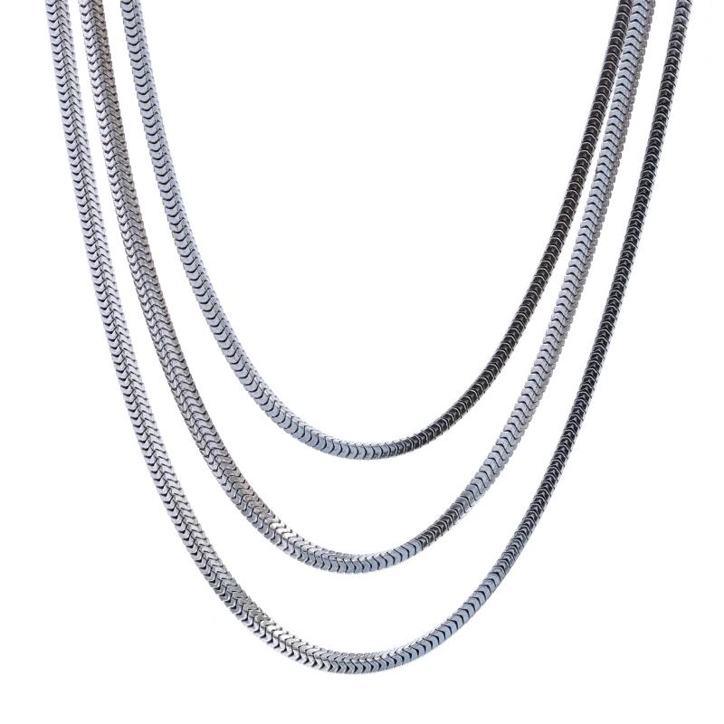 Metallgehalt: Sterling Silber

Kette Stil: Quadratische Schlange
Halskette Stil: Kette Dreifach-Strang
Verschluss-Typ: Fold-Over-Verschluss

Messungen

Länge: 15 1/2